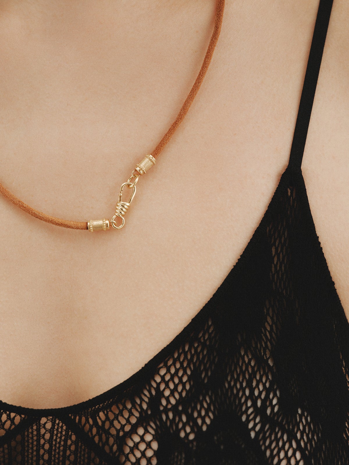 Cordel liso de cuero marrón con acabados en plata 925 bañada en oro amarillo de 18K