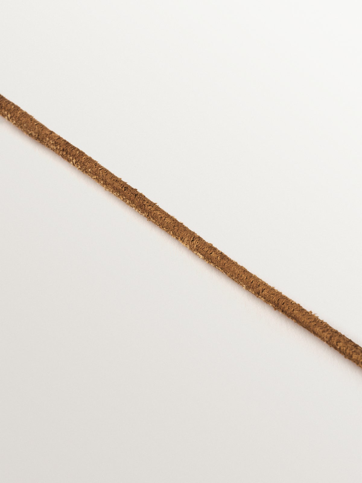 Cordel liso de cuero marrón con acabados en plata 925 bañada en oro amarillo de 18K