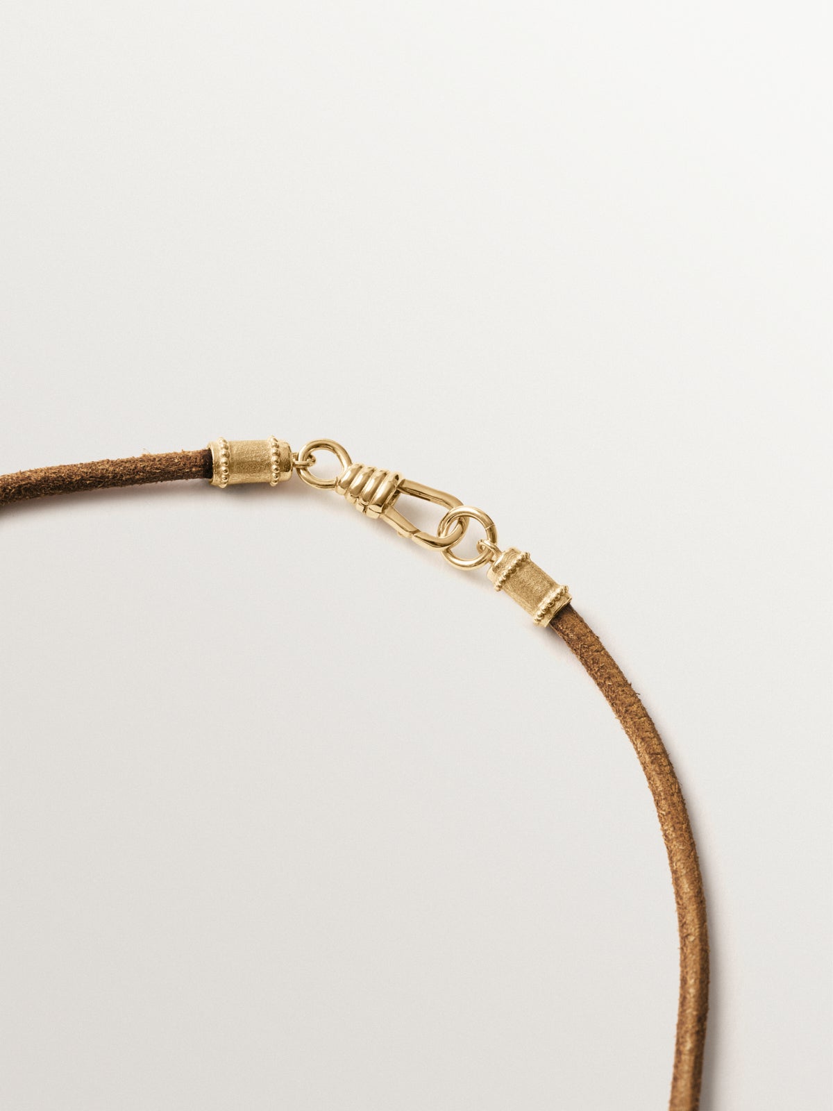 Cordel liso de cuero marrón con acabados en plata 925 bañada en oro amarillo de 18K