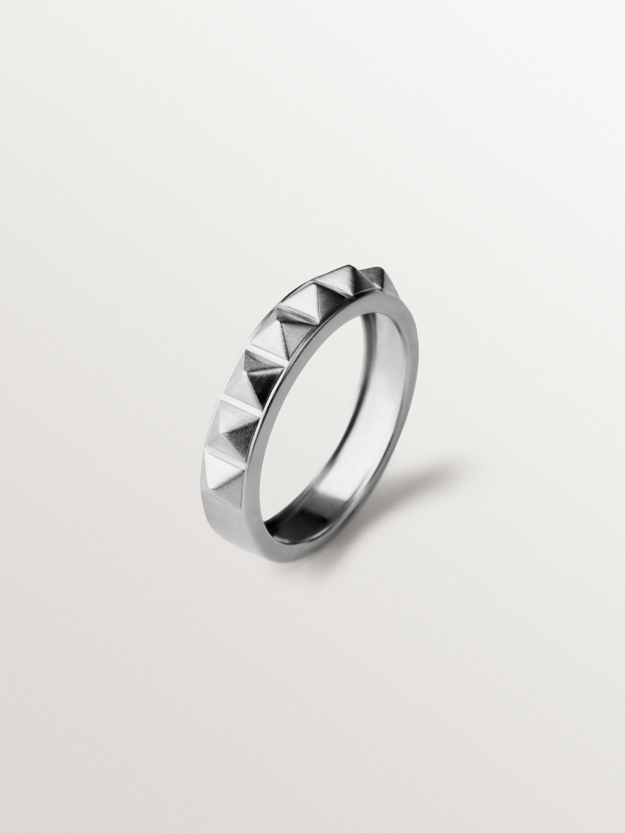 925 silver ring and studded motif