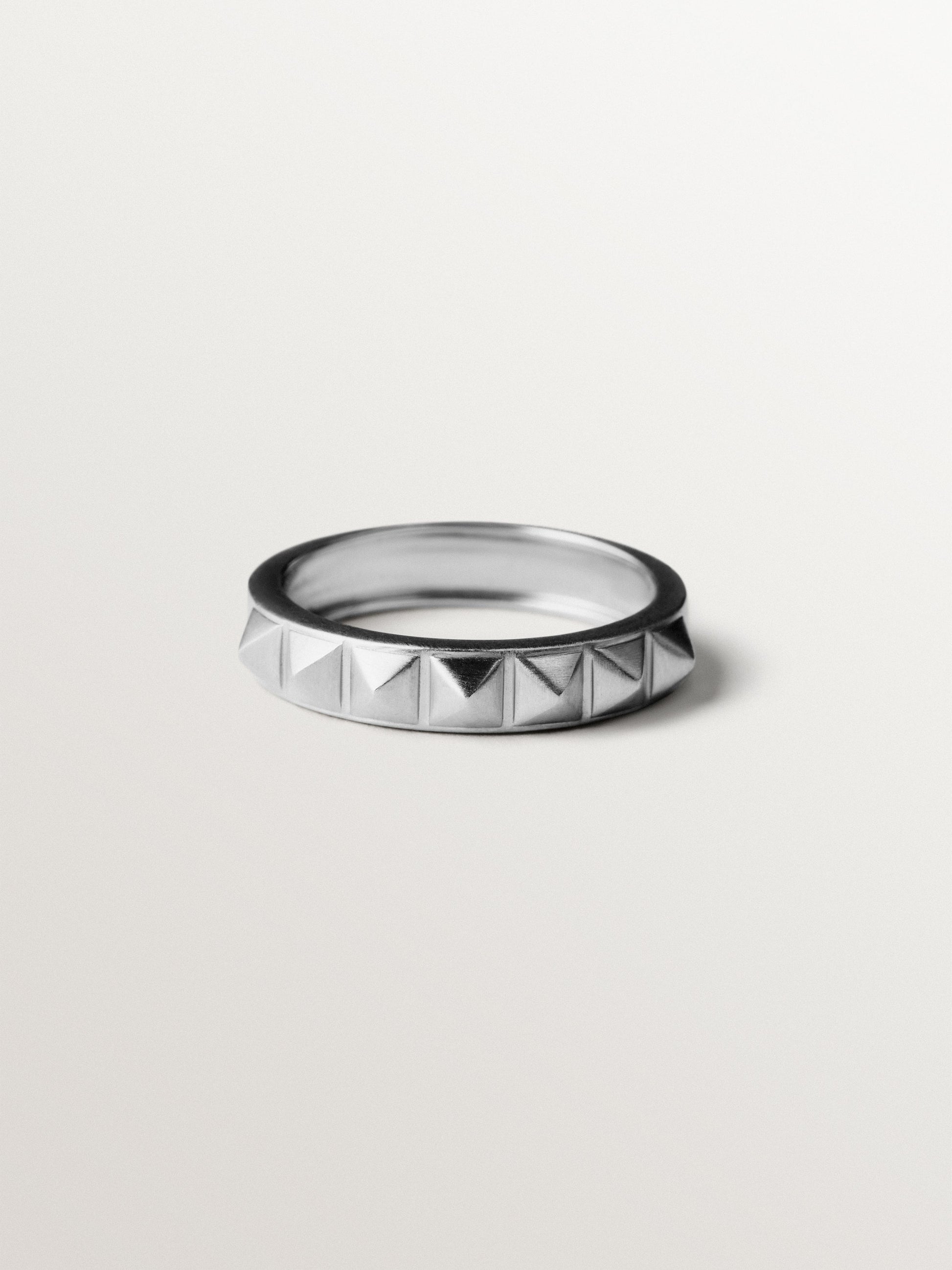 Anillo de plata 925 y motivo de tachuelas
