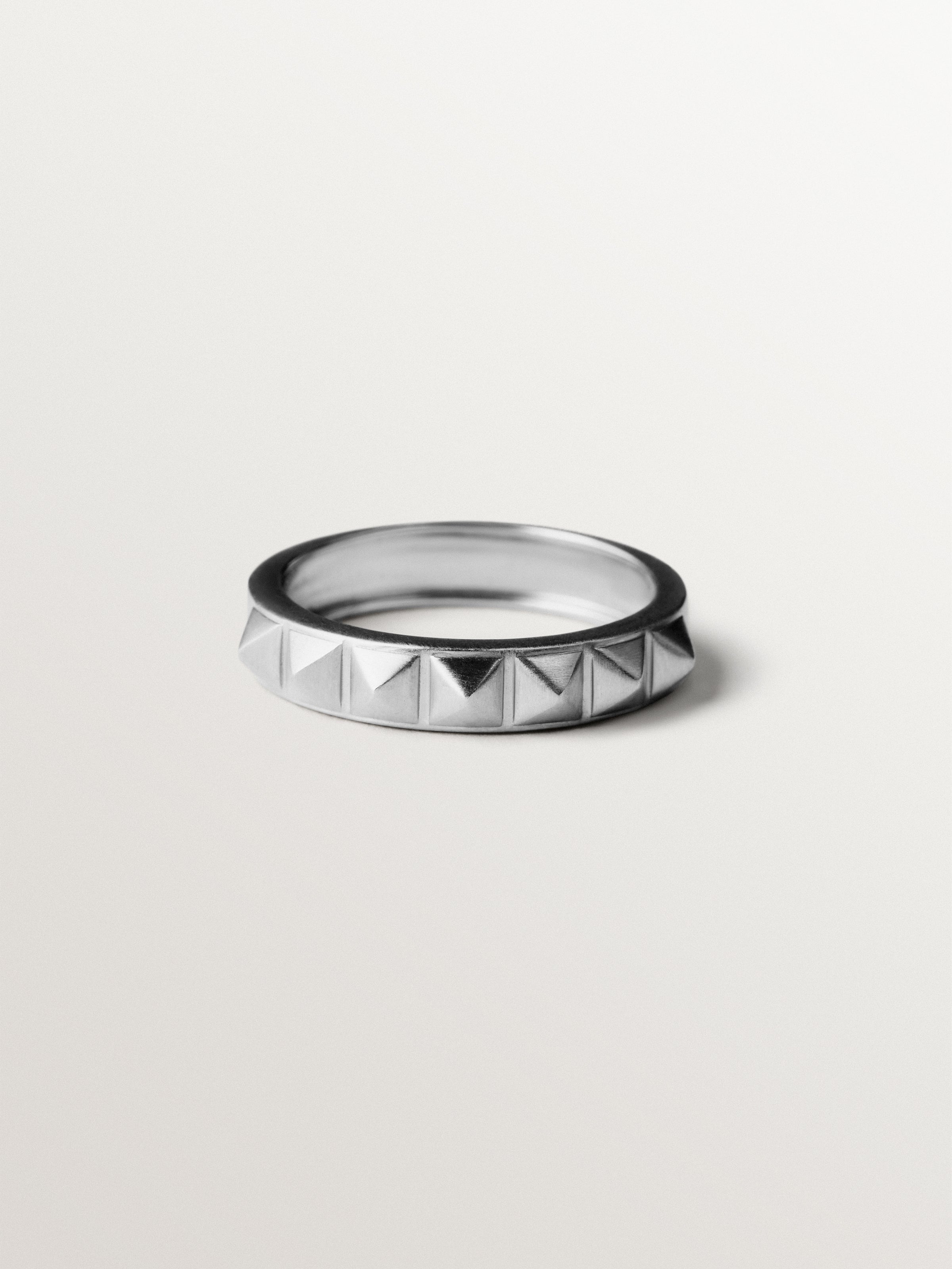 Anillo de plata 925 y motivo de tachuelas