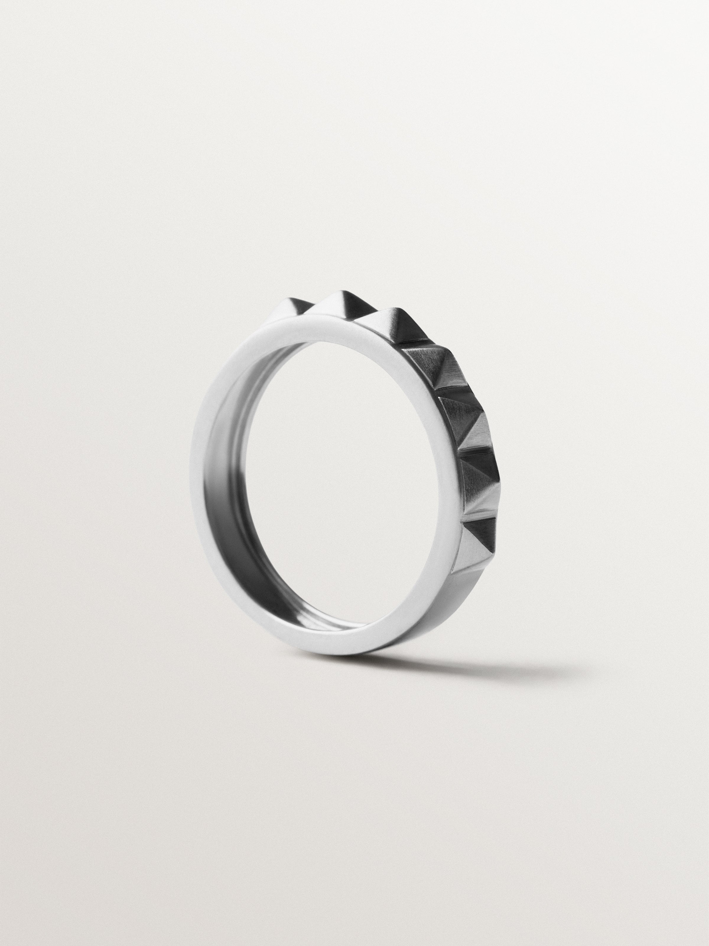 925 silver ring and studded motif