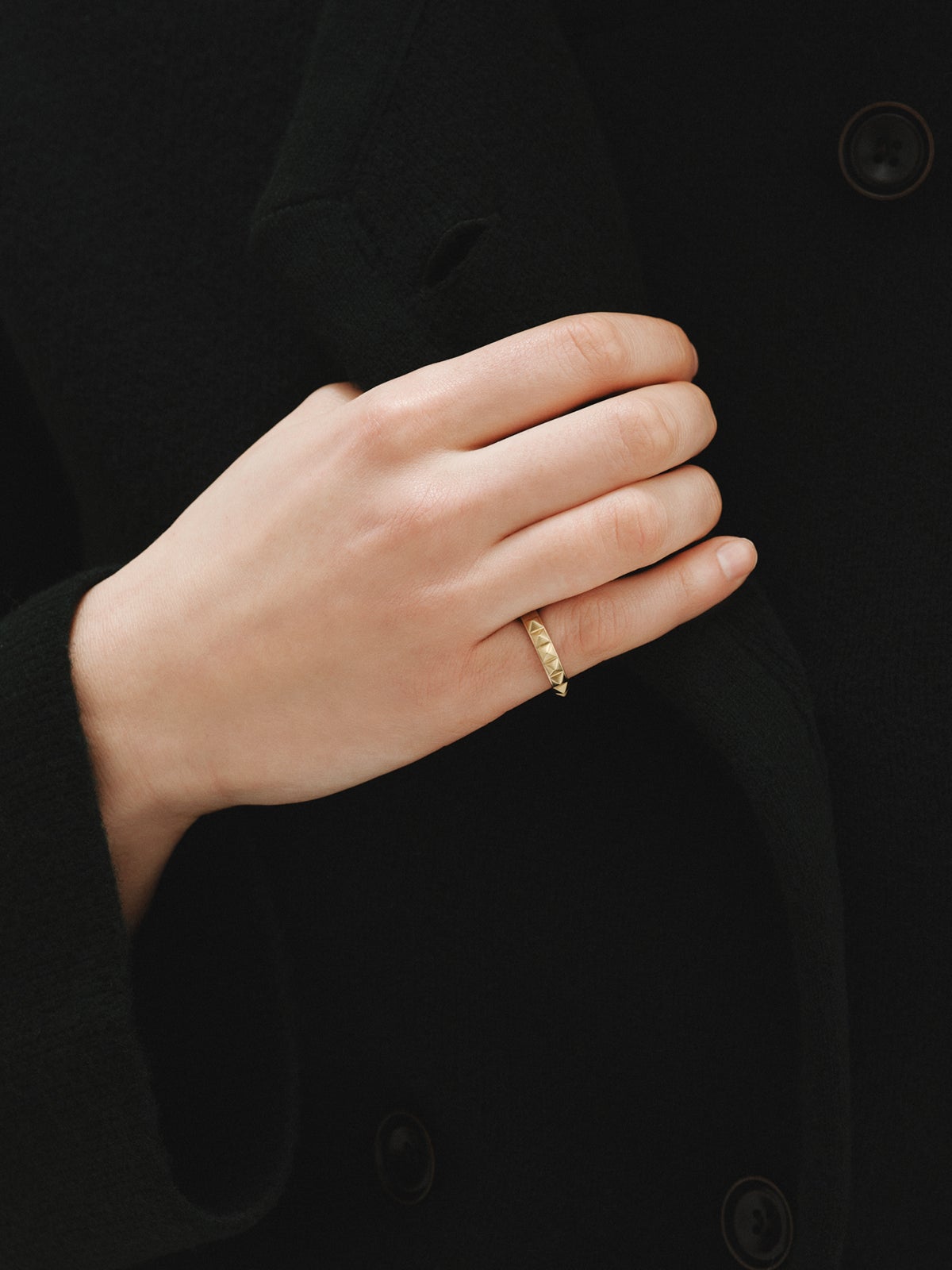 Anillo de plata 925 bañada en oro amarillo de 18K y motivo de tachuelas