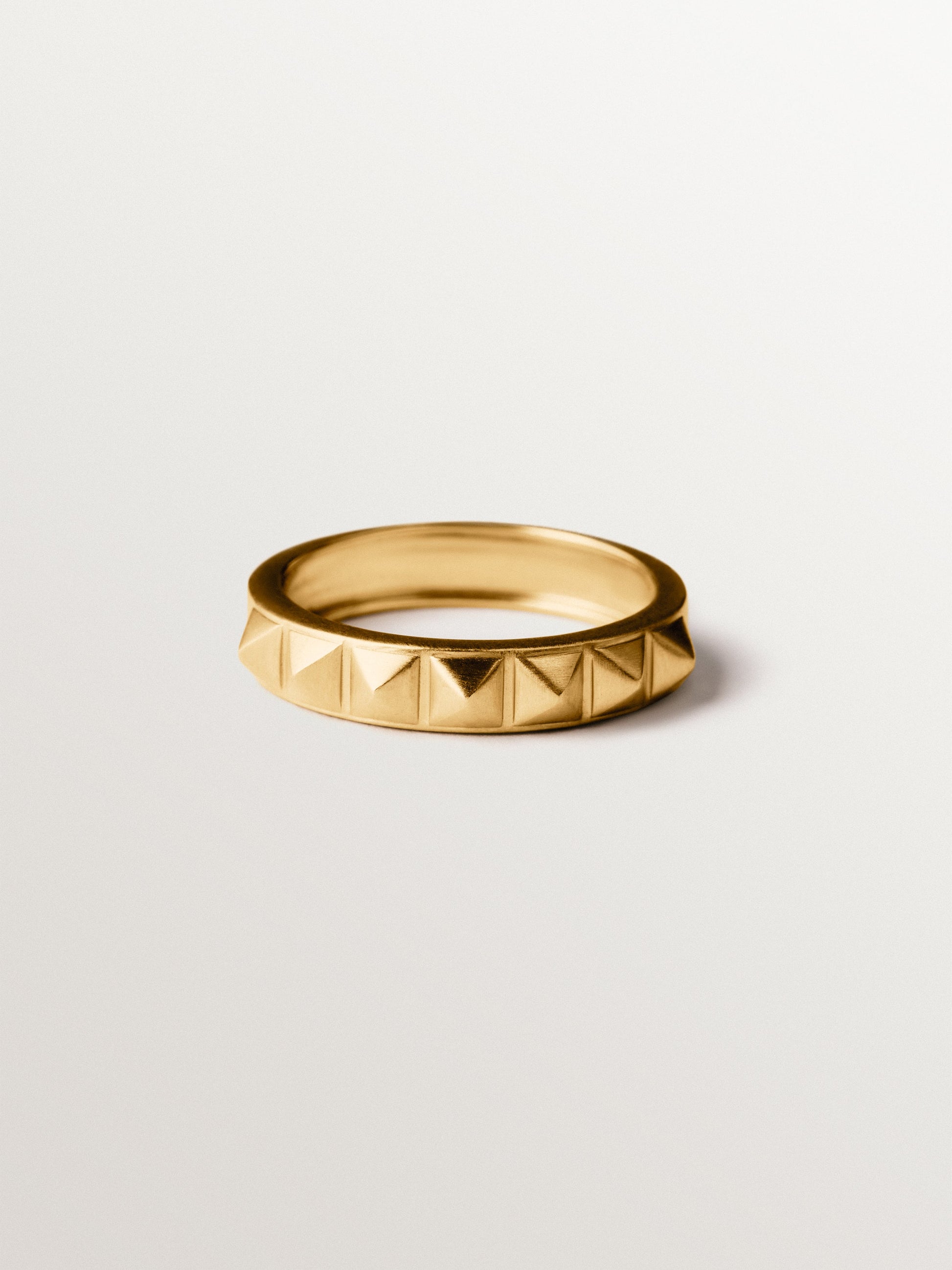 Anillo de plata 925 bañada en oro amarillo de 18K y motivo de tachuelas