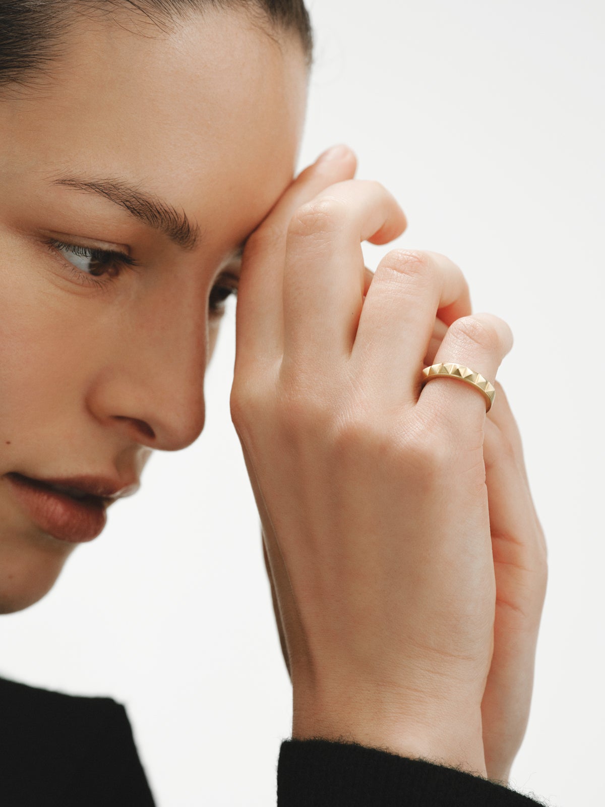 Anillo de plata 925 bañada en oro amarillo de 18K y motivo de tachuelas