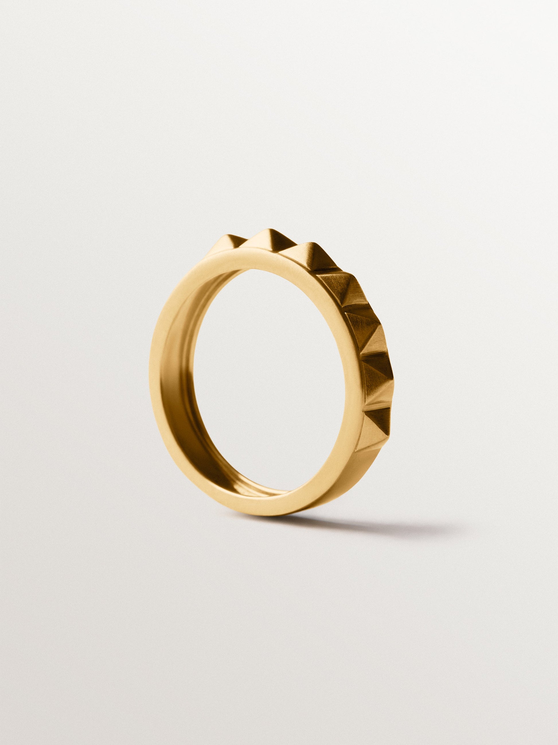 Anillo de plata 925 bañada en oro amarillo de 18K y motivo de tachuelas