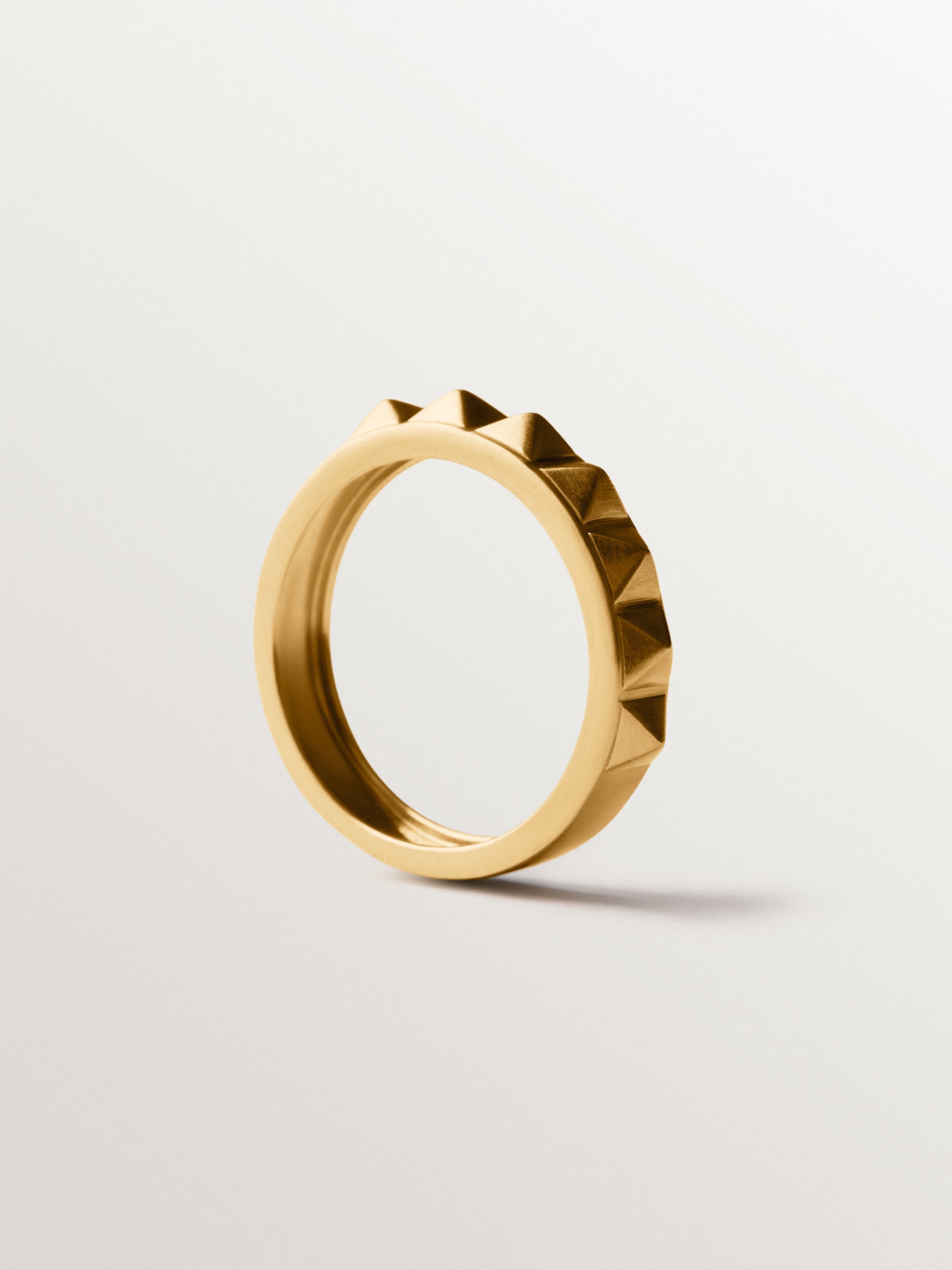Anillo de plata 925 bañada en oro amarillo de 18K y motivo de tachuelas