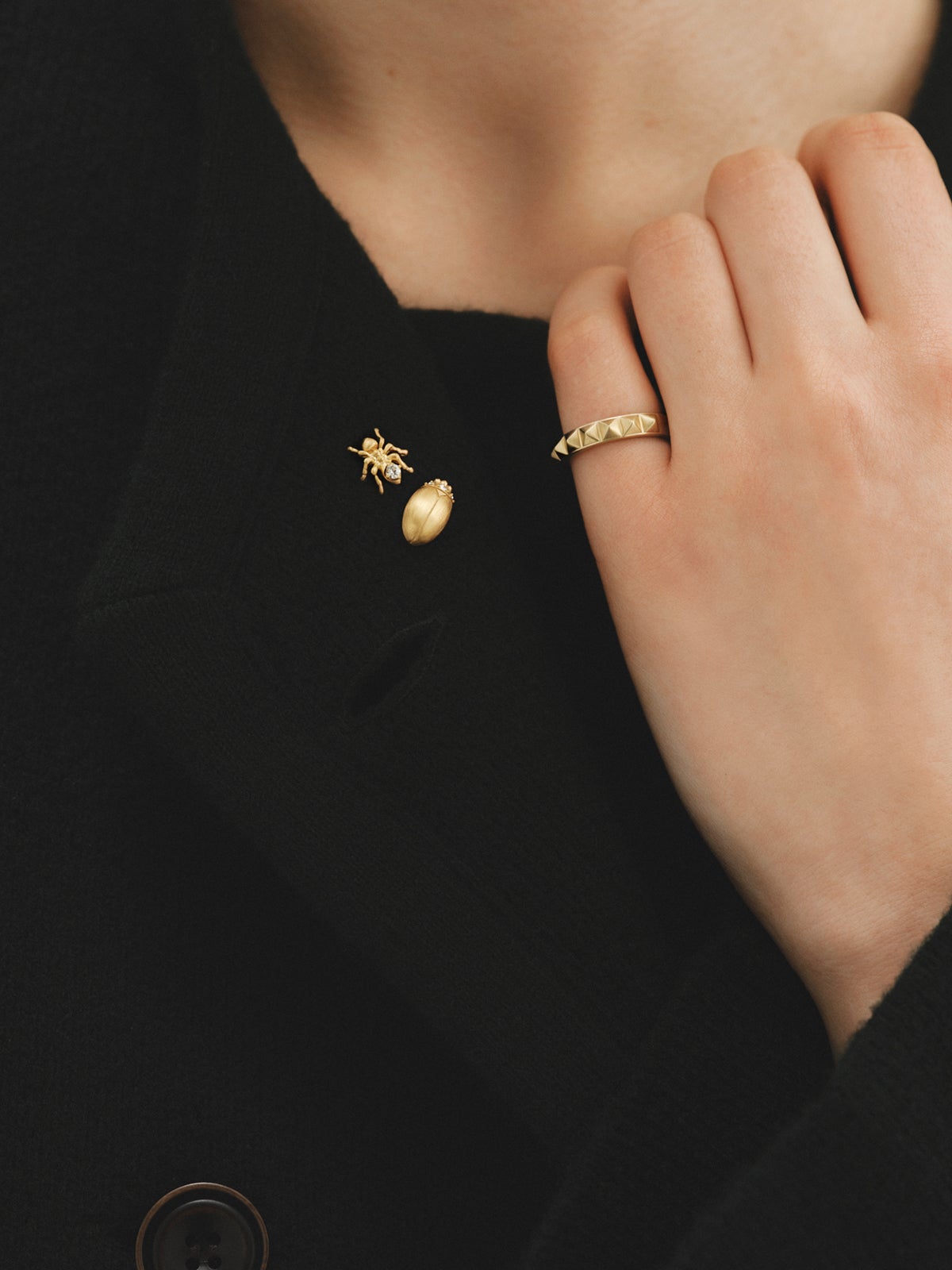 Anillo de plata 925 bañada en oro amarillo de 18K y motivo de tachuelas