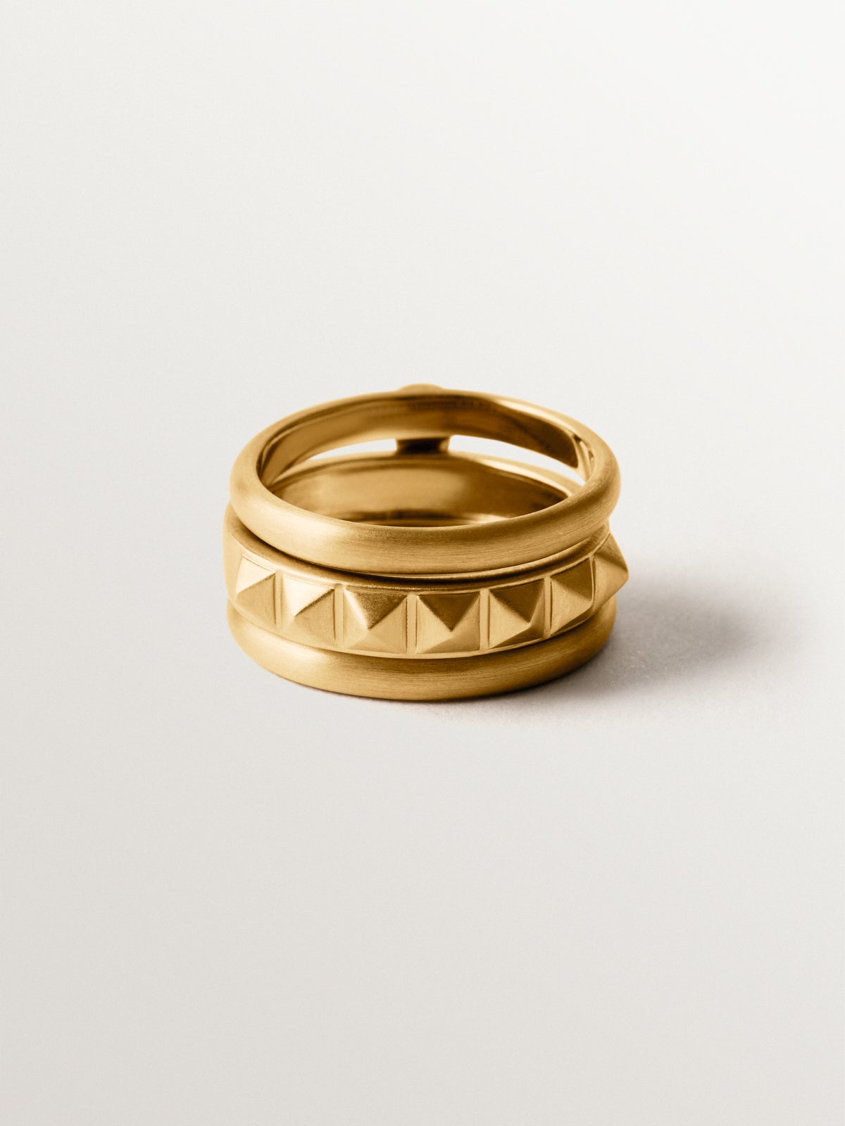 Anillo de plata 925 bañada en oro amarillo de 18K y motivo de tachuelas
