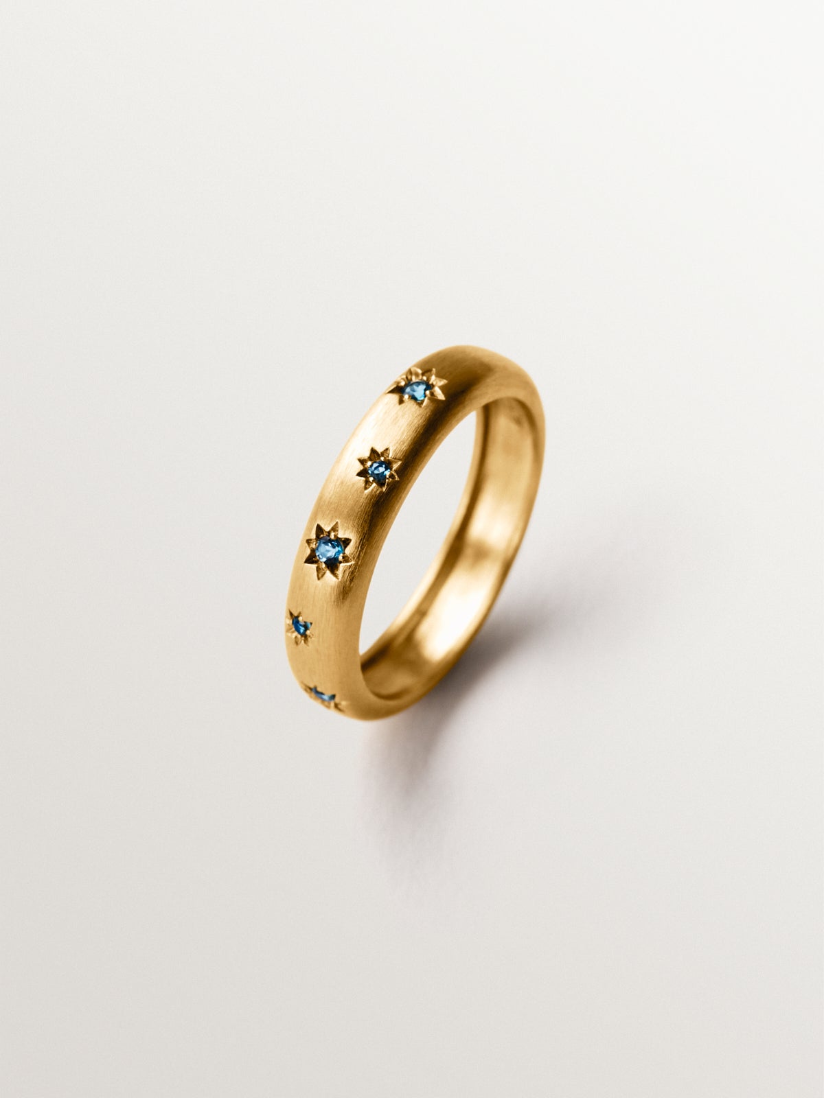 Anillo de plata 925 bañada en oro amarillo de 18K con topacios azules