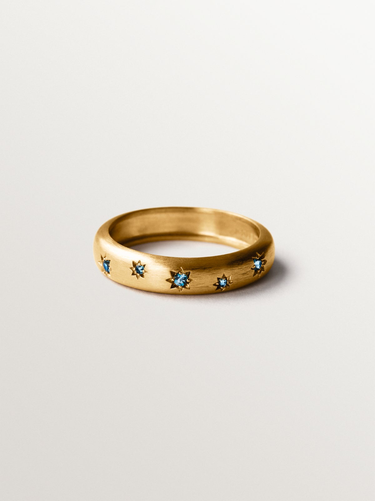 Anillo de plata 925 bañada en oro amarillo de 18K con topacios azules