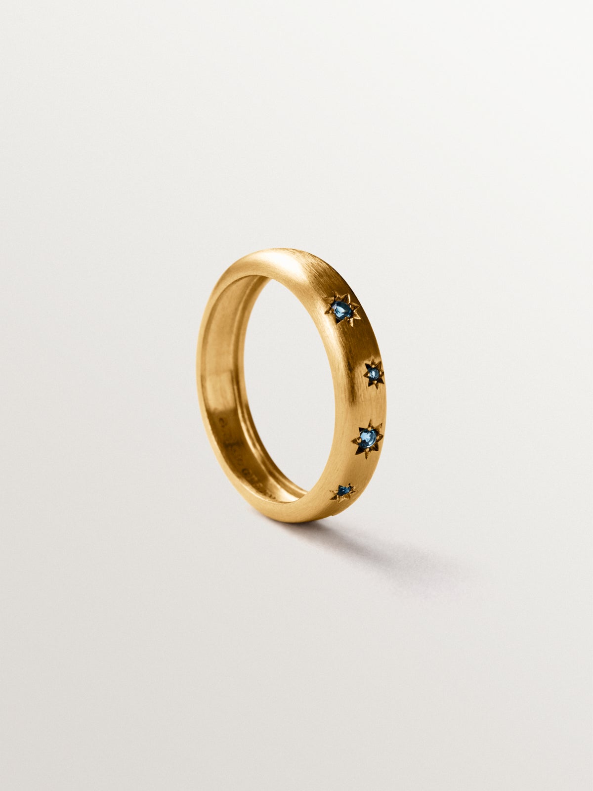 Anillo de plata 925 bañada en oro amarillo de 18K con topacios azules