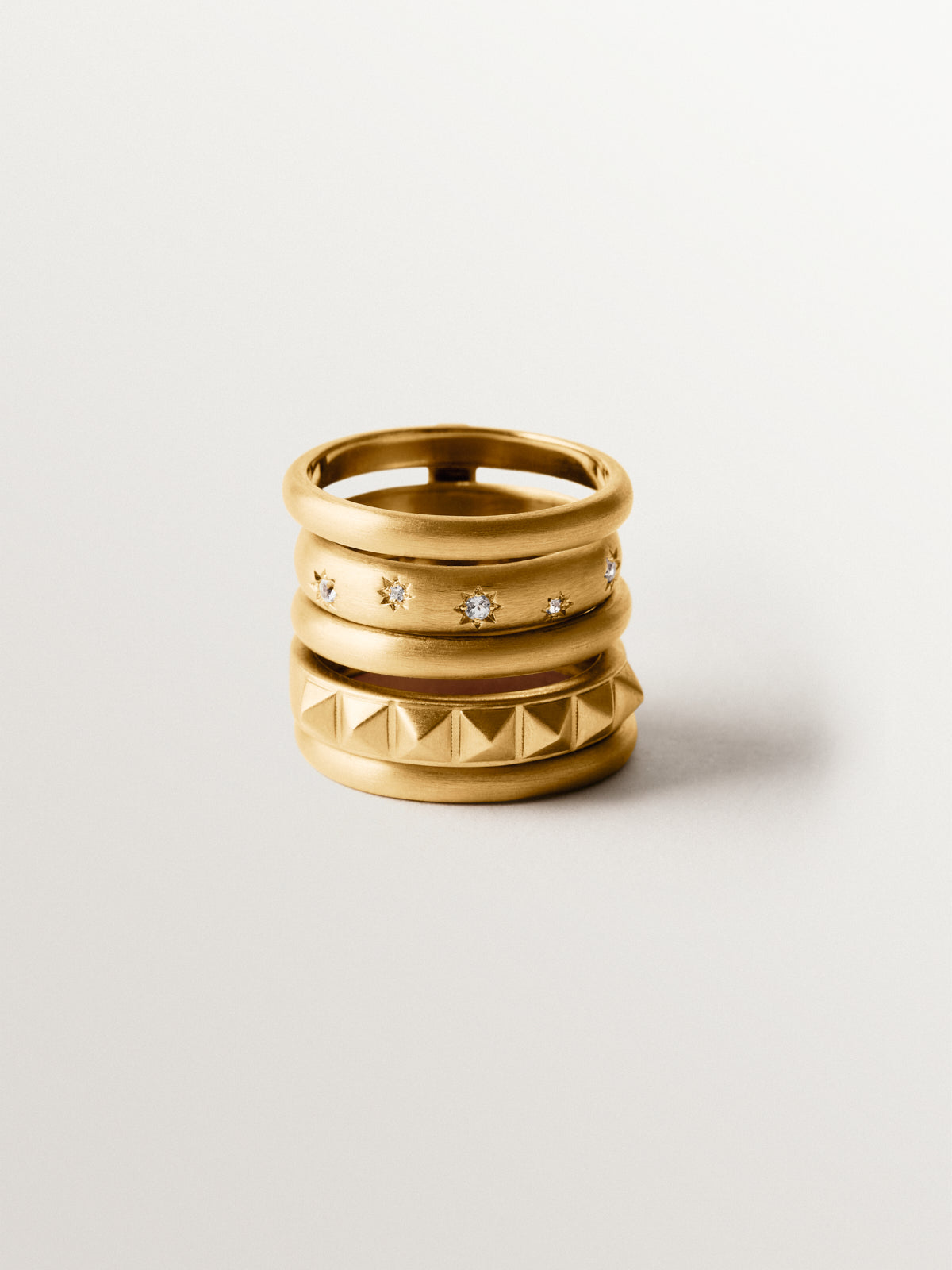 Anillo de plata 925 bañada en oro amarillo de 18K con topacios blancos