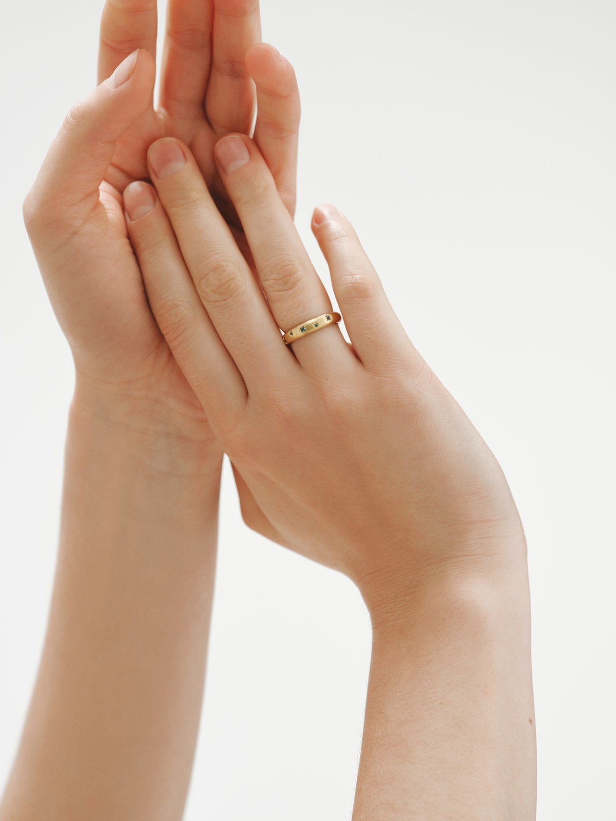 Anillo de plata 925 bañada en oro amarillo de 18K con topacios azules