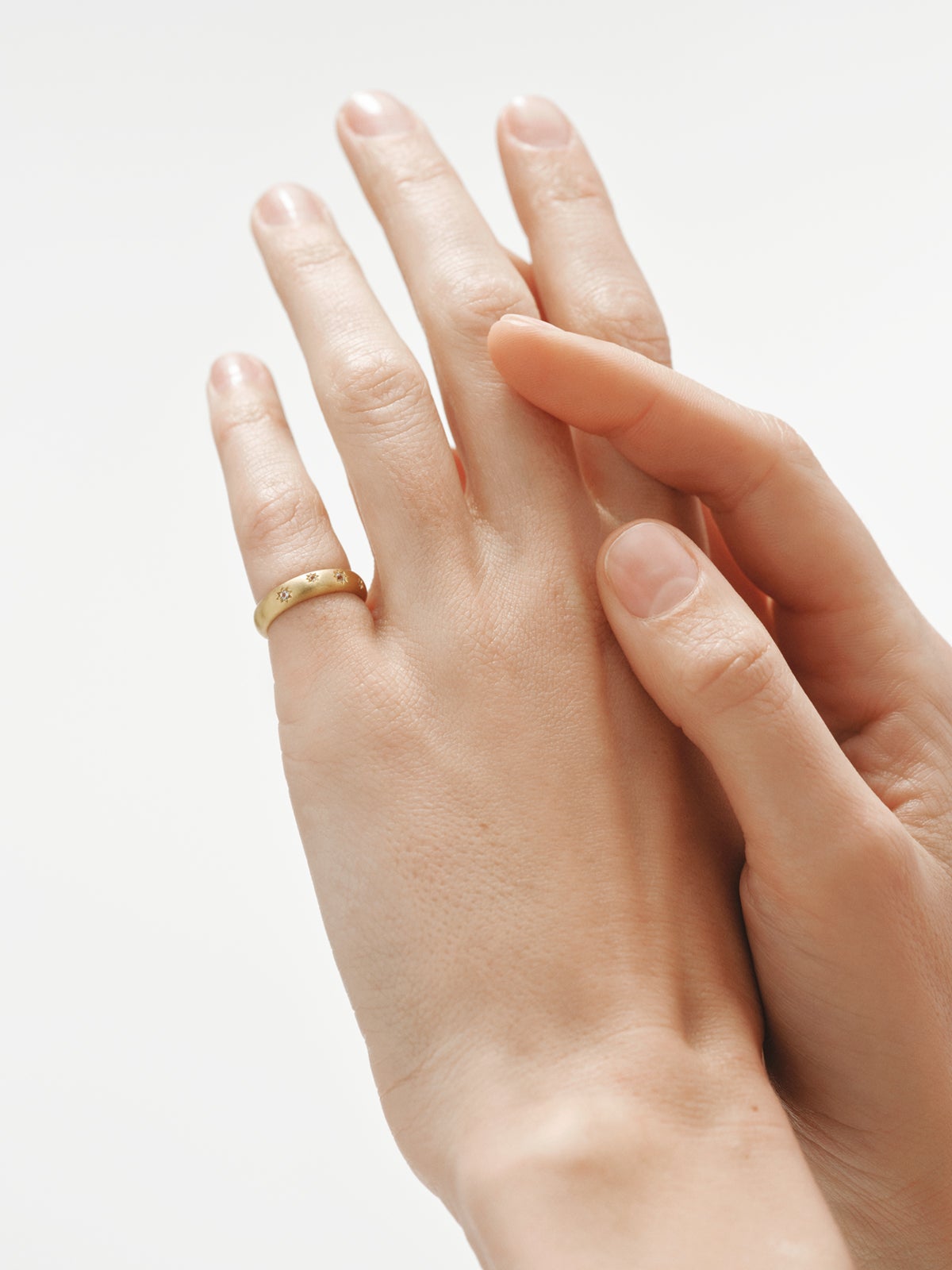 Anillo de plata 925 bañada en oro amarillo de 18K con topacios blancos
