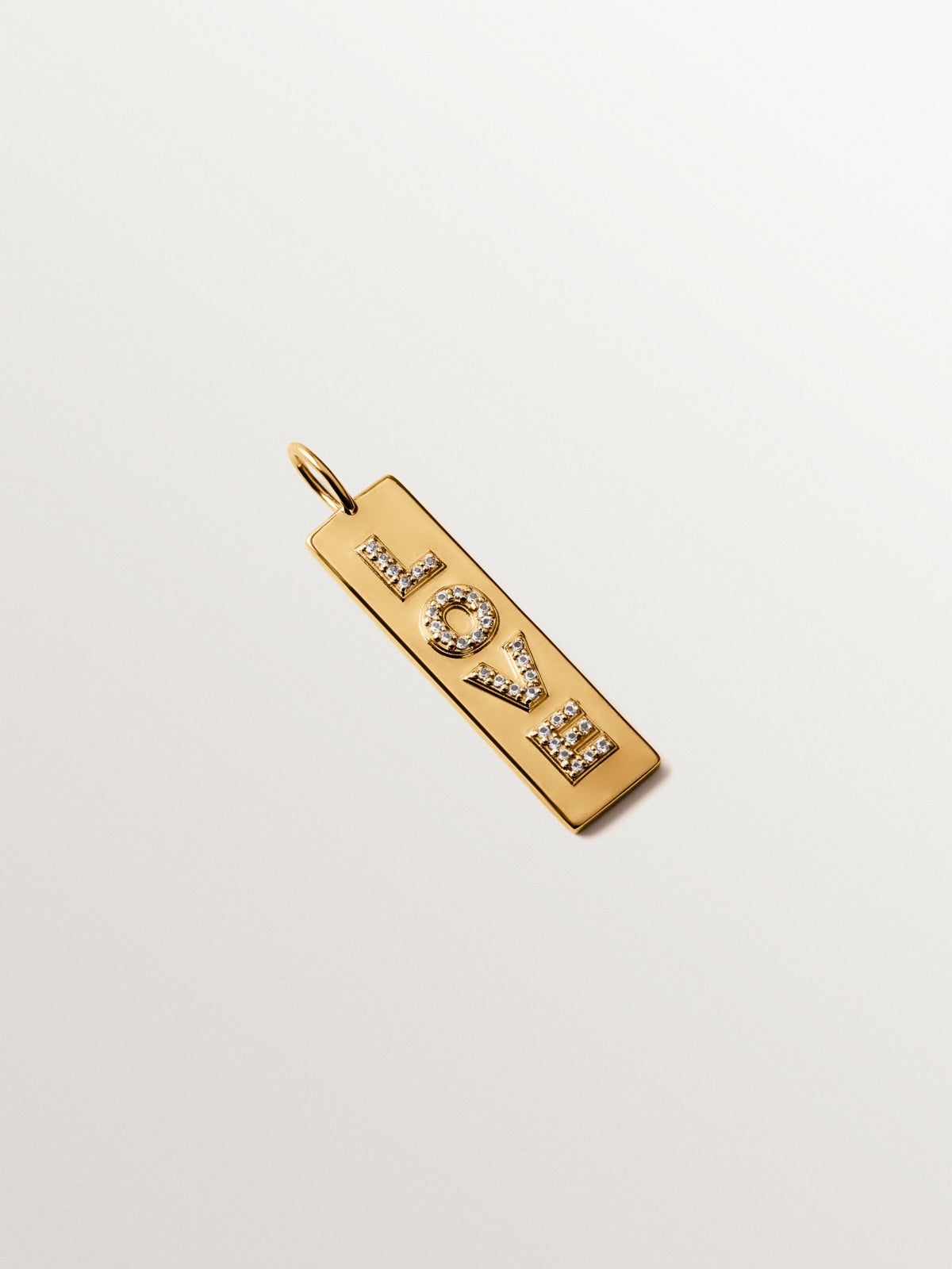 Charm de plata bañada en oro amarillo de 18K Love con topacios blancos