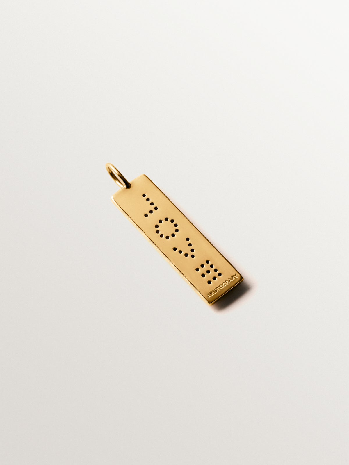 Charm de plata bañada en oro amarillo de 18K Love con topacios blancos