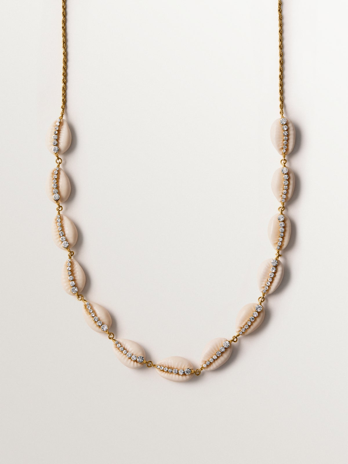 Collar de plata 925 bañada en oro amarillo de 18K con conchas blancas y cristales