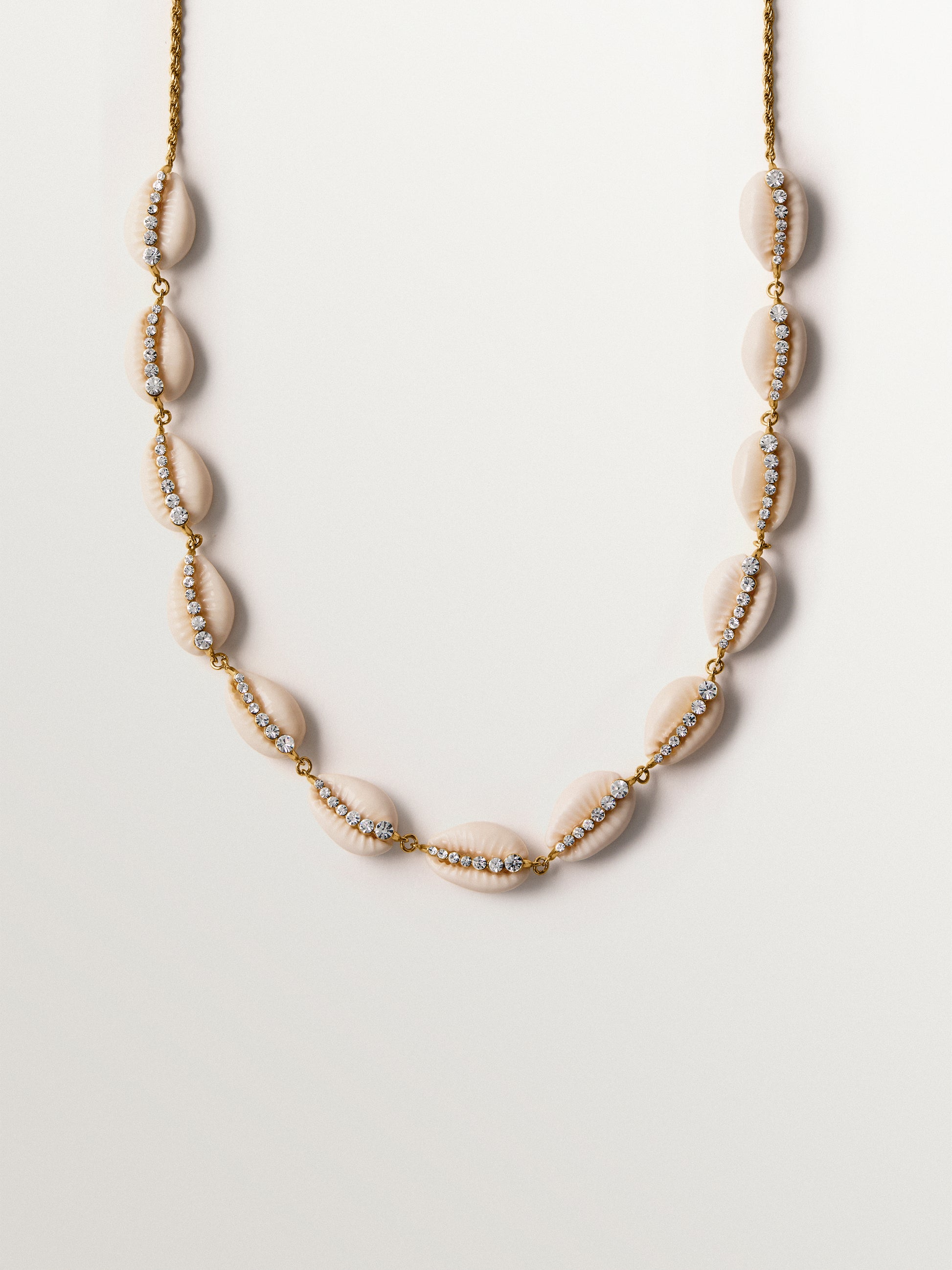 Collar de plata 925 bañada en oro amarillo de 18K con conchas blancas y cristales