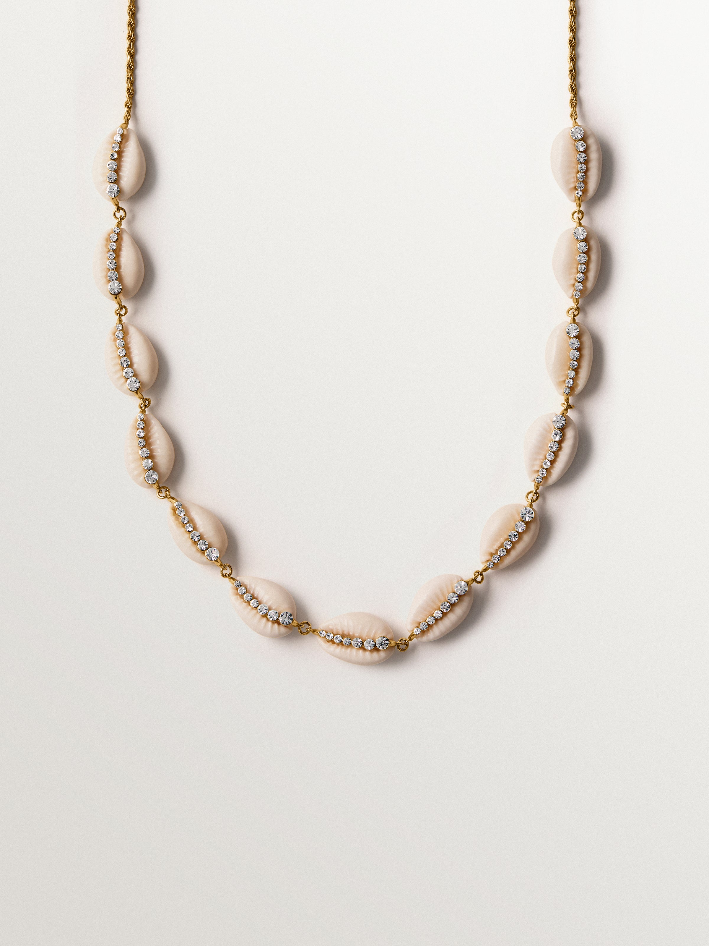 Collar de plata 925 bañada en oro amarillo de 18K con conchas blancas y cristales