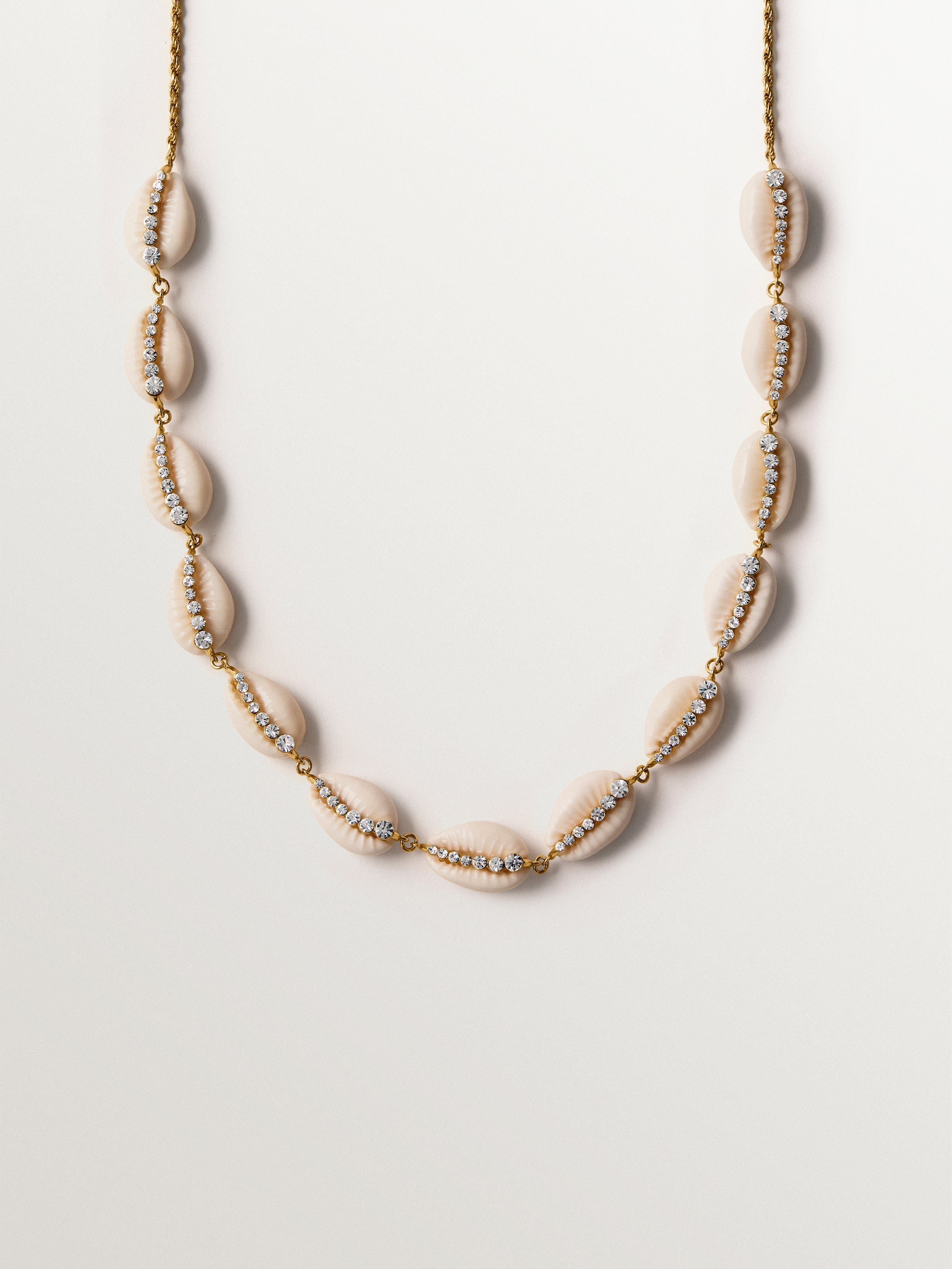 Collar de plata 925 bañada en oro amarillo de 18K con conchas blancas y cristales