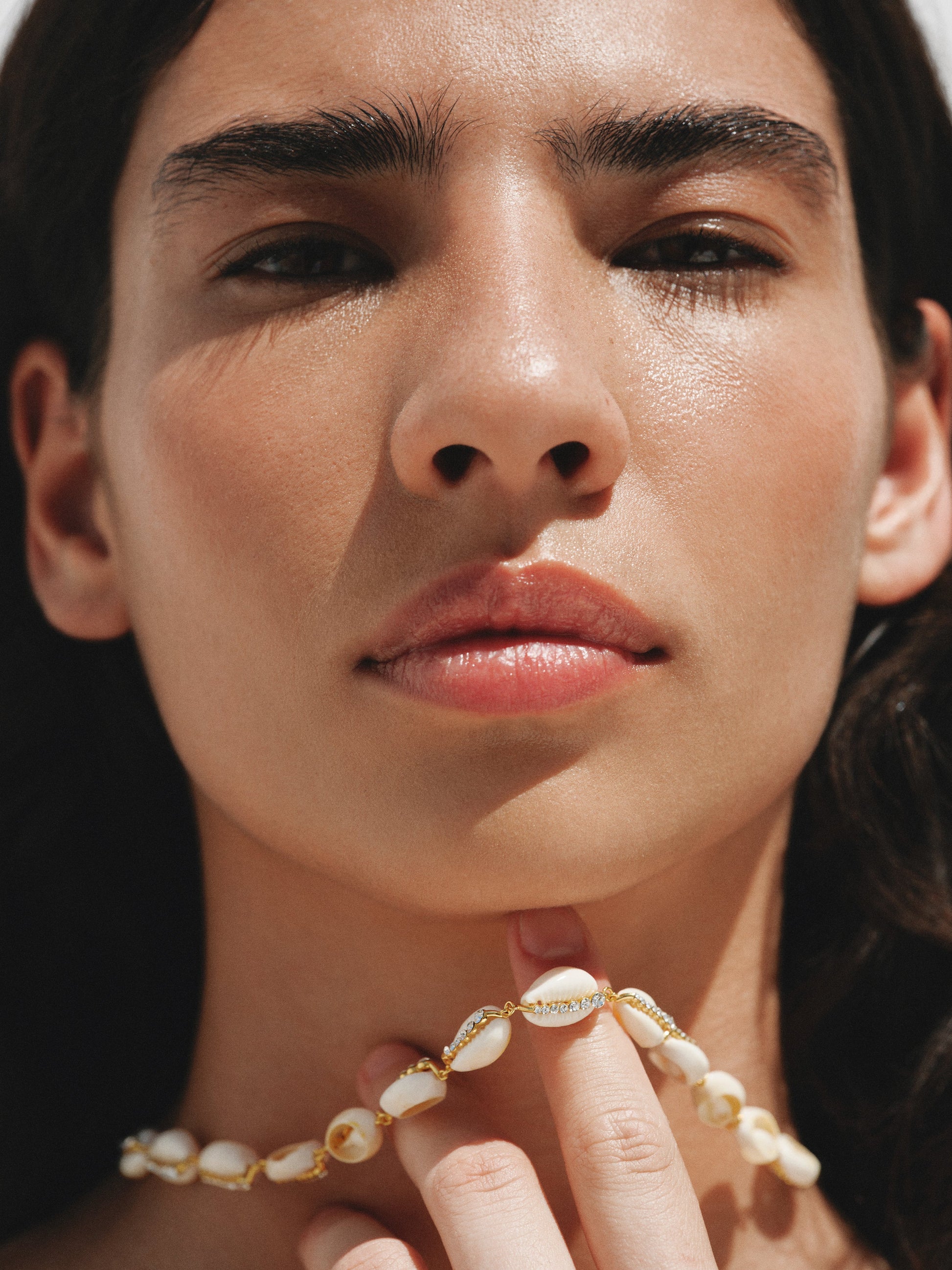 Collar de plata 925 bañada en oro amarillo de 18K con conchas blancas y cristales