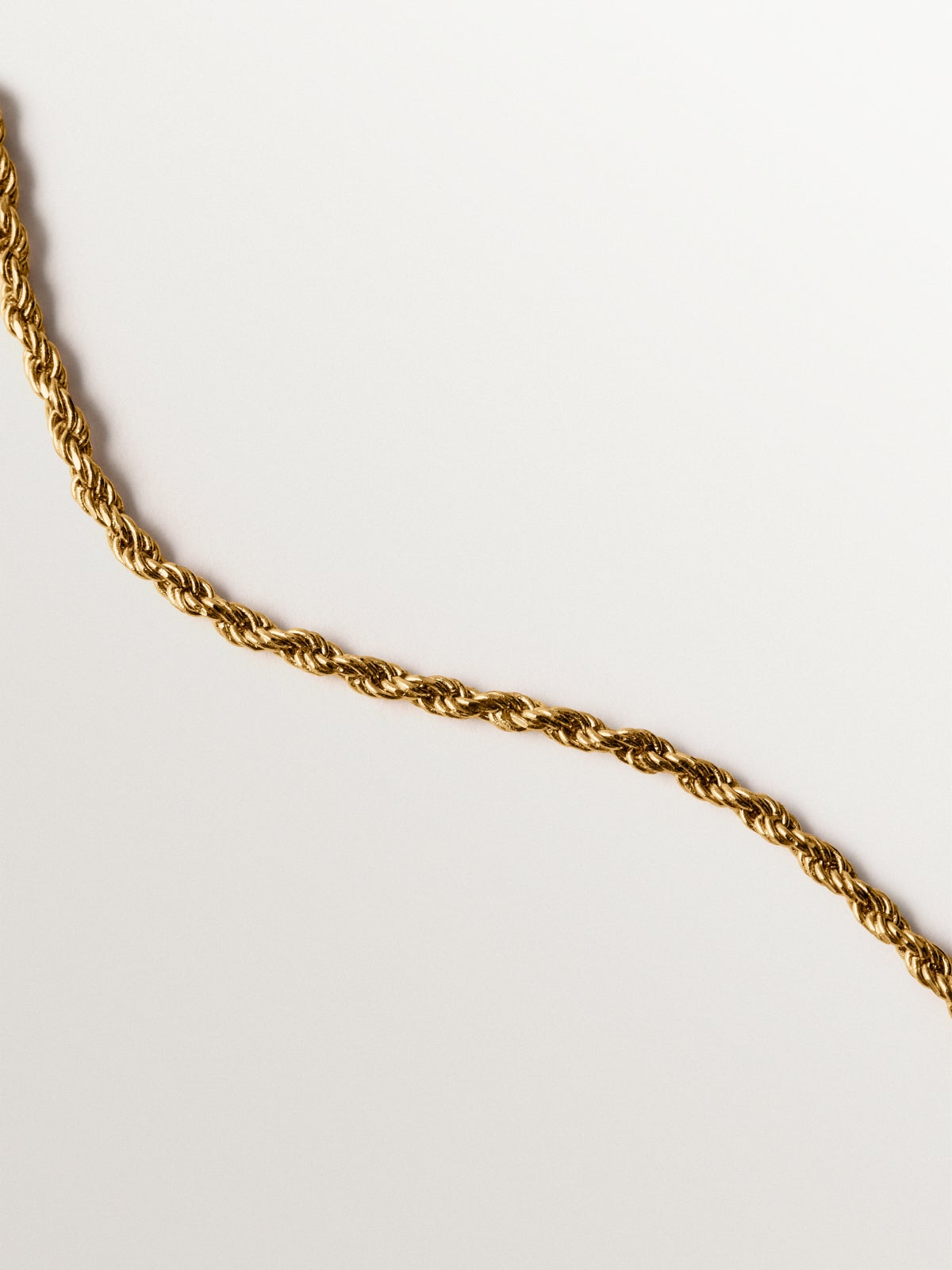 Collar de plata 925 bañada en oro amarillo de 18K con conchas blancas y cristales