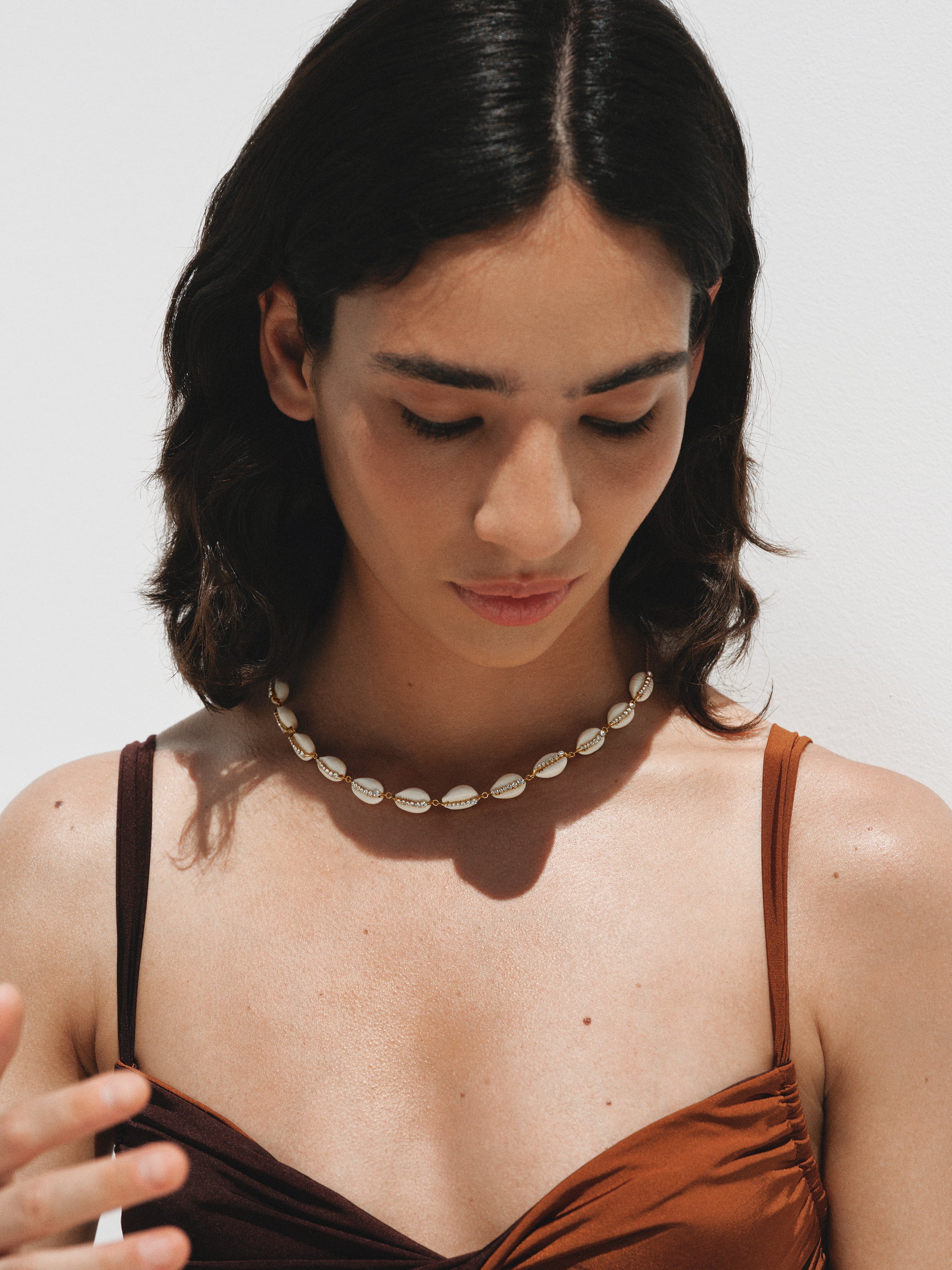 Collar de plata 925 bañada en oro amarillo de 18K con conchas blancas y cristales