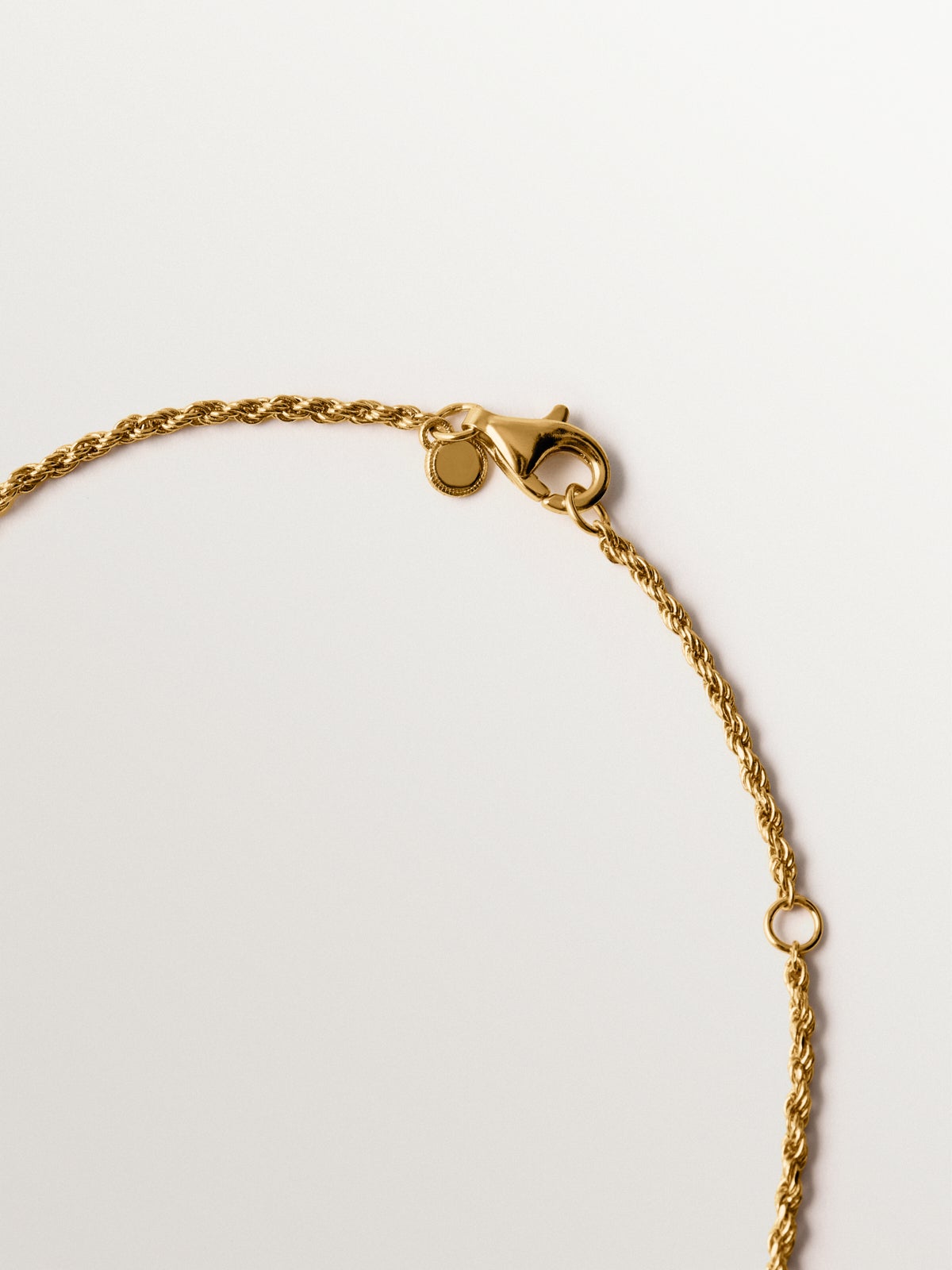 Collar de plata 925 bañada en oro amarillo de 18K con conchas blancas y cristales