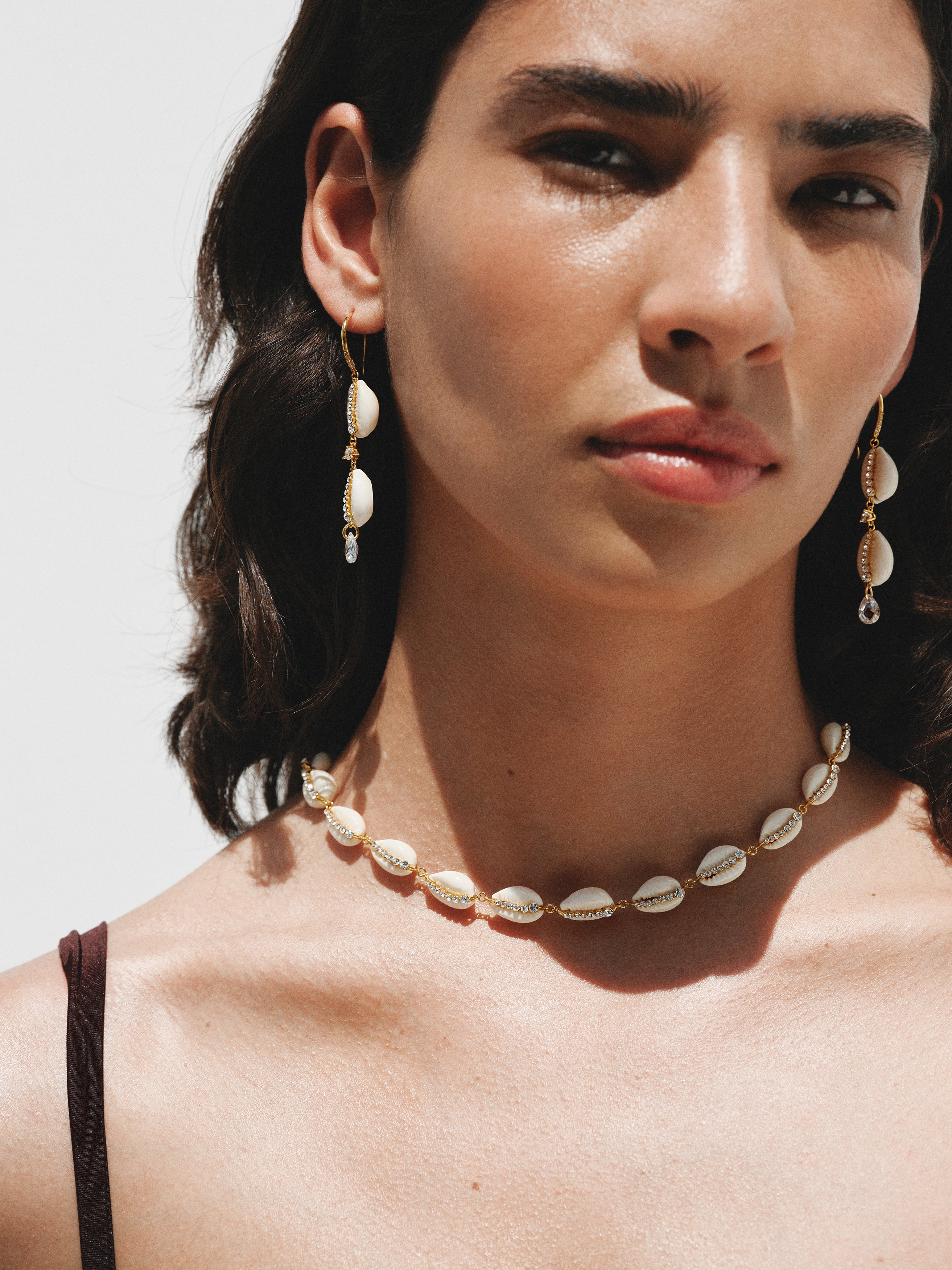 Collar de plata 925 bañada en oro amarillo de 18K con conchas blancas y cristales
