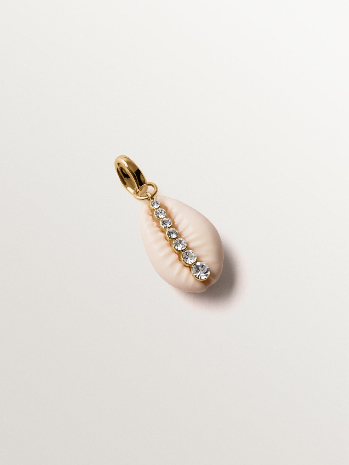 Charm de plata 925 bañada en oro amarillo de 18K con concha blanca y cristales