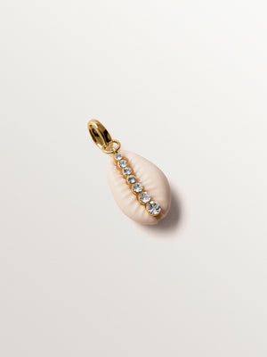 Charm de plata 925 bañada en oro amarillo de 18K con concha blanca y cristales