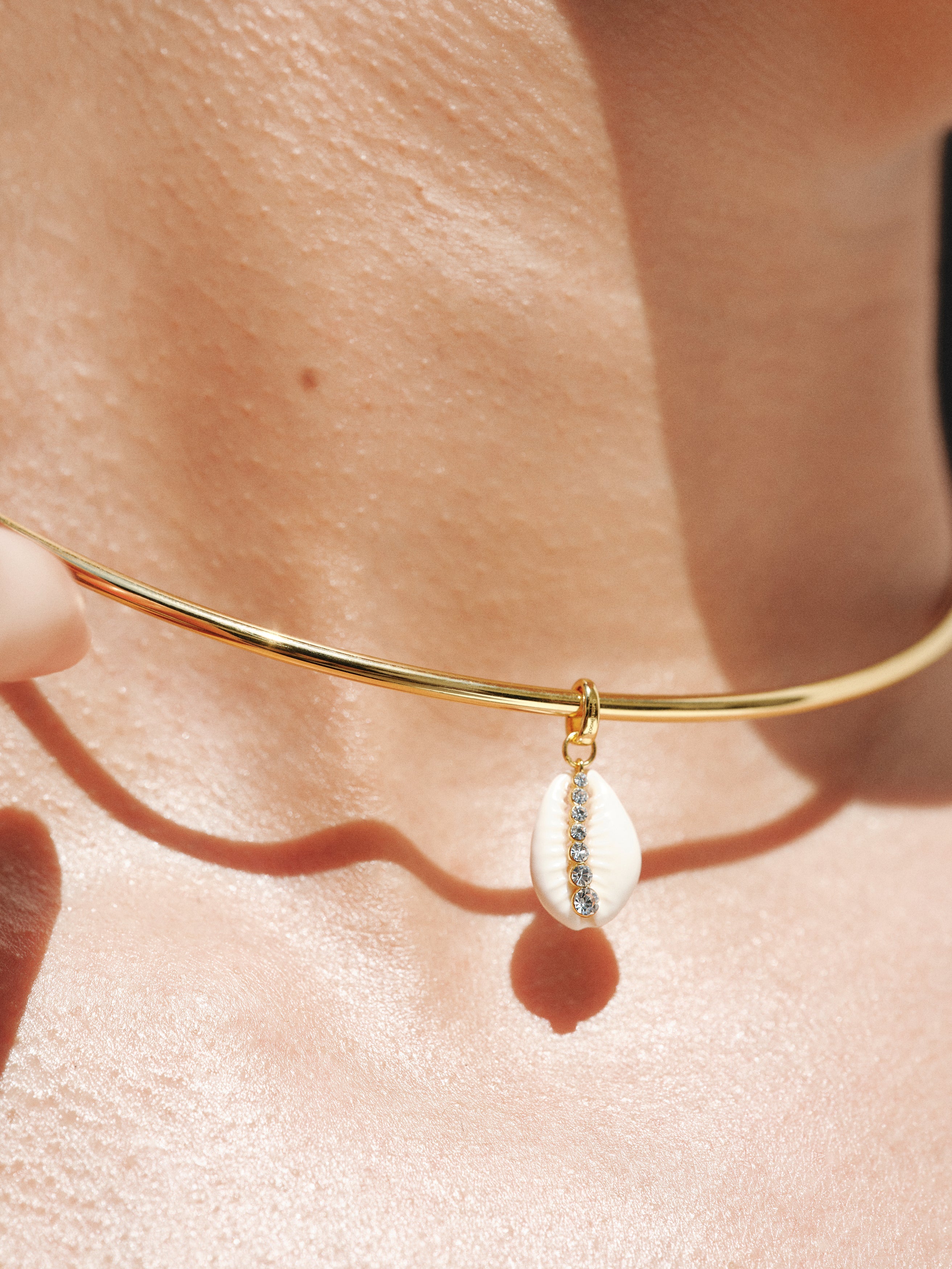 Charm de plata 925 bañada en oro amarillo de 18K con concha blanca y cristales