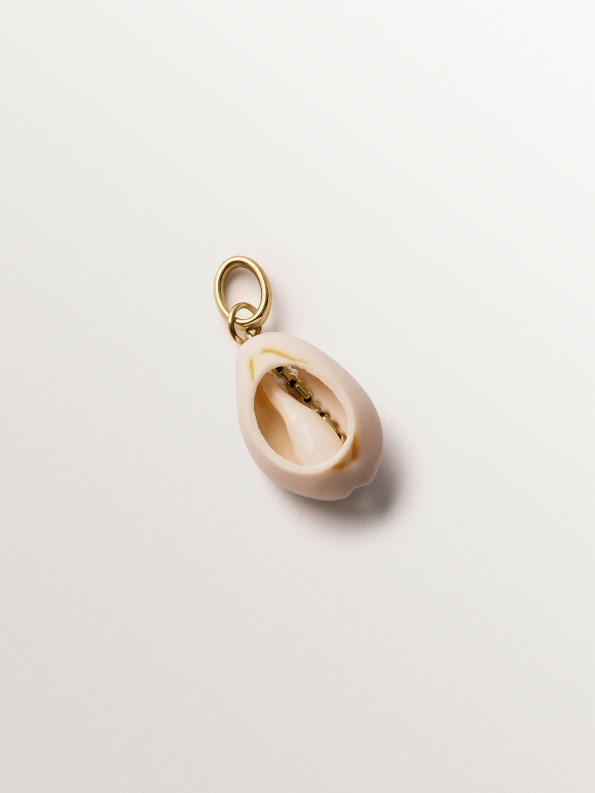 Charm de plata 925 bañada en oro amarillo de 18K con concha blanca y cristales