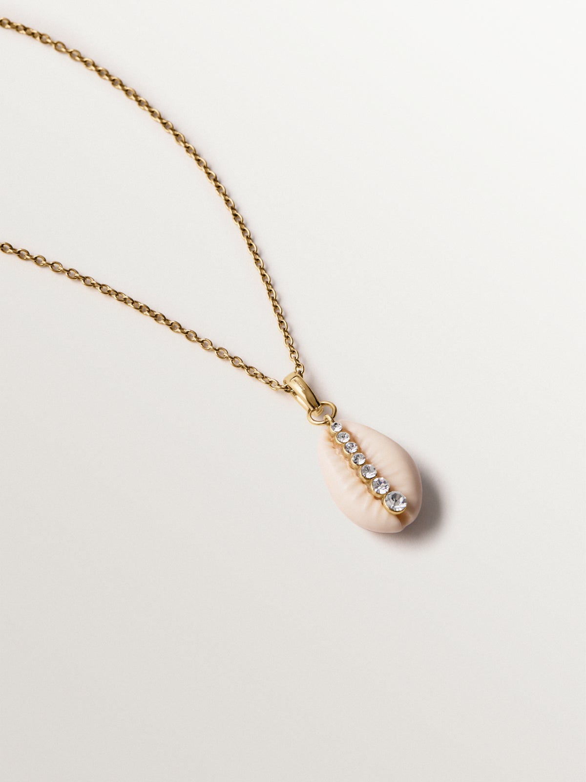 Charm de plata 925 bañada en oro amarillo de 18K con concha blanca y cristales