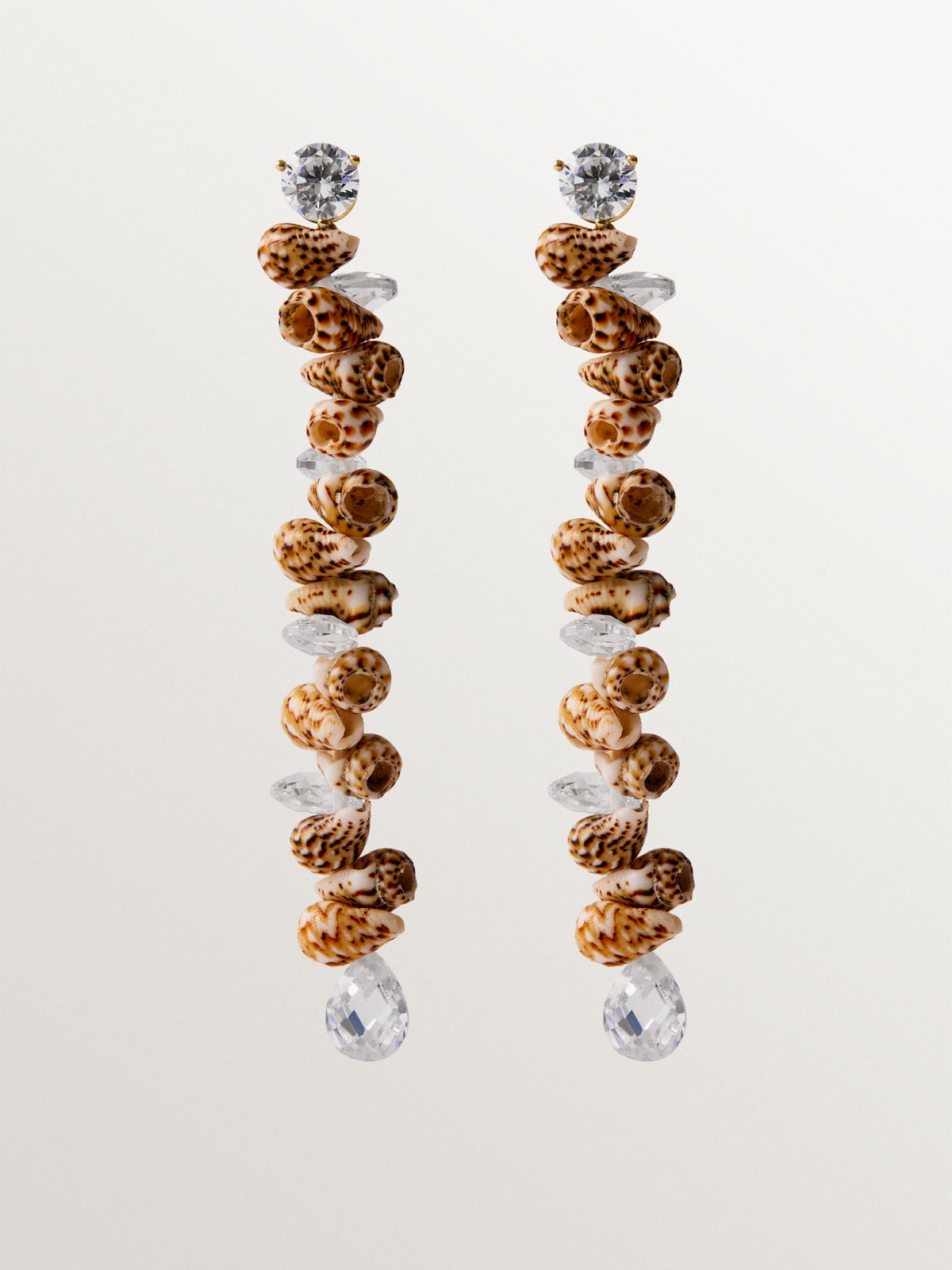 Pendientes largos de plata 925 bañada en oro amarillo de 18K con conchas marrones y cristales