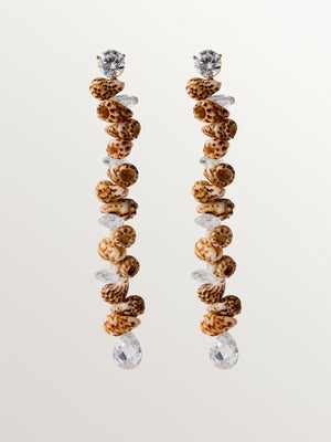 Pendientes largos de plata 925 bañada en oro amarillo de 18K con conchas marrones y cristales