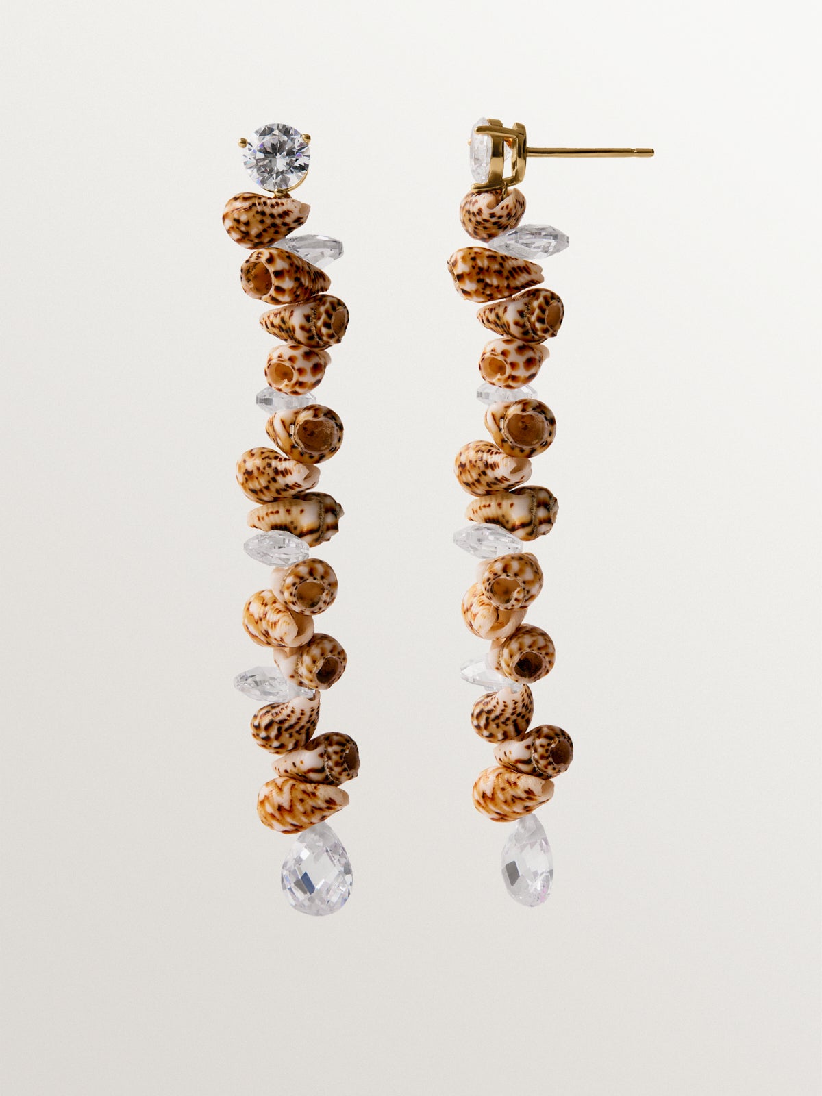 Pendientes largos de plata 925 bañada en oro amarillo de 18K con conchas marrones y cristales