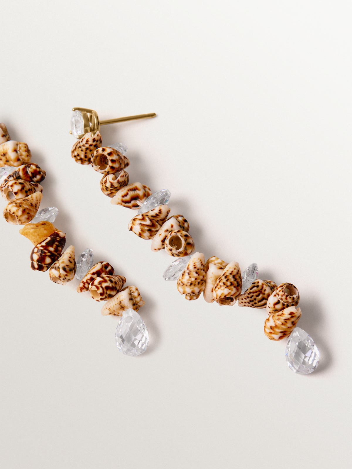 Pendientes largos de plata 925 bañada en oro amarillo de 18K con conchas marrones y cristales