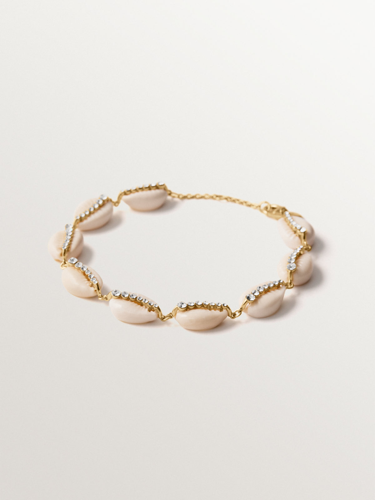 Pulsera de plata 925 bañada en oro amarillo de 18K con conchas blancas y cristales