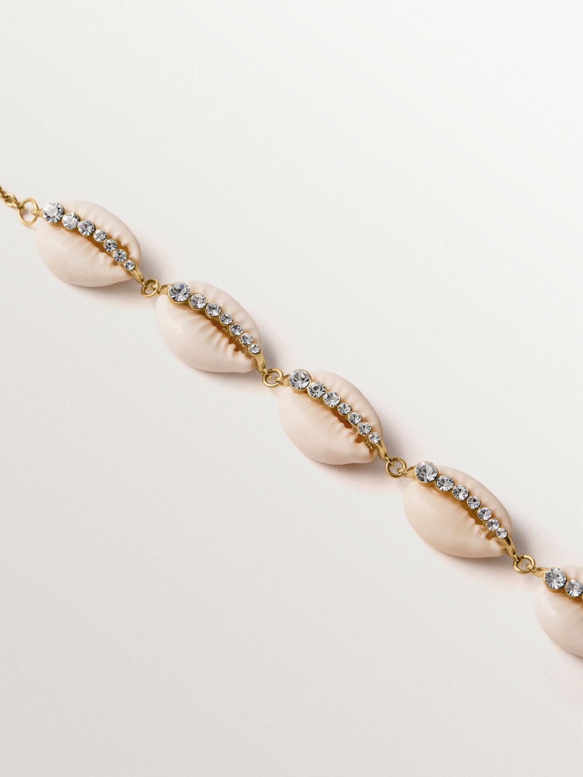 Pulsera de plata 925 bañada en oro amarillo de 18K con conchas blancas y cristales