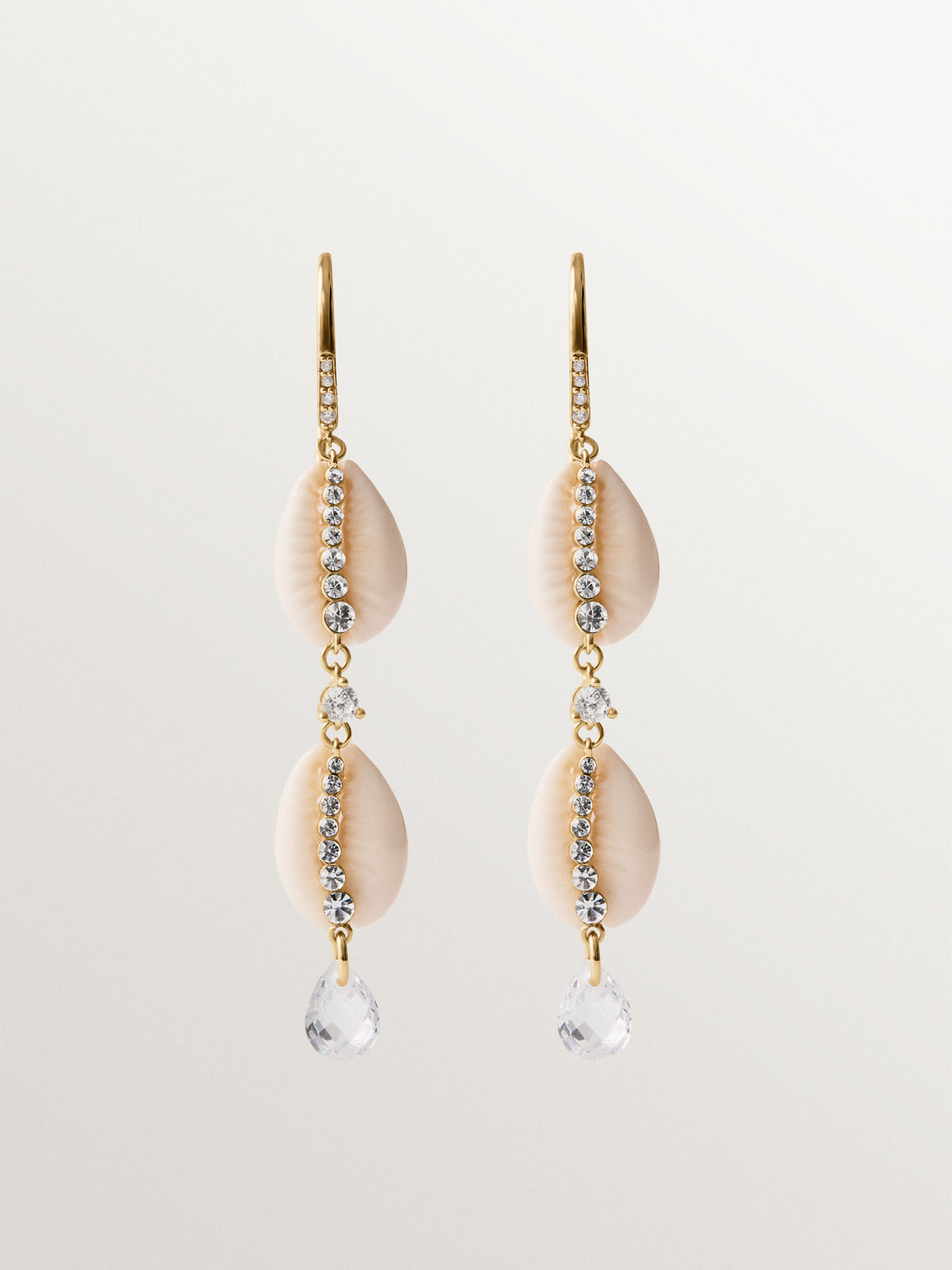Pendientes largos de plata 925 bañada en oro amarillo de 18K con conchas blancas y cristales