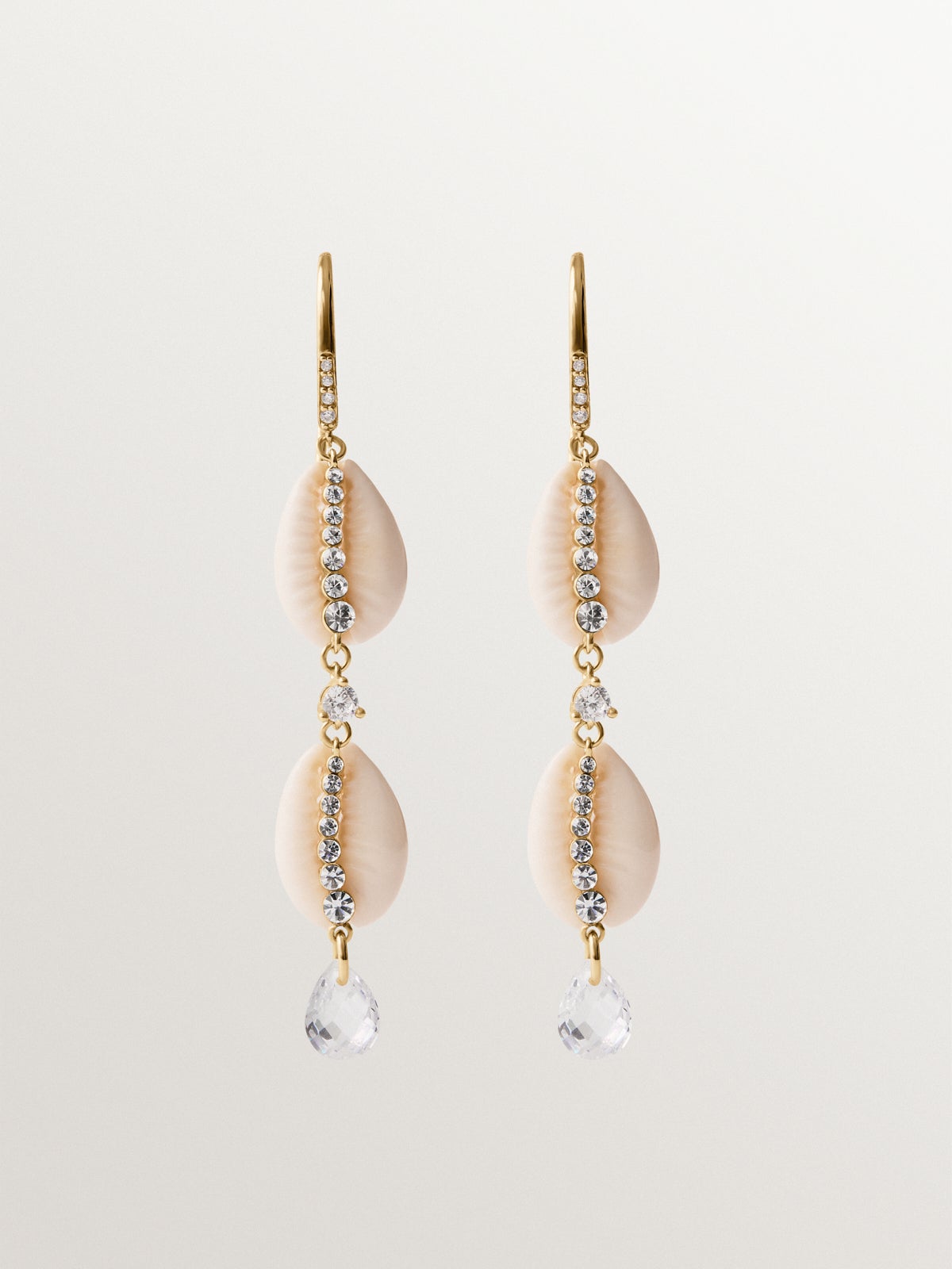 Pendientes largos de plata 925 bañada en oro amarillo de 18K con conchas blancas y cristales
