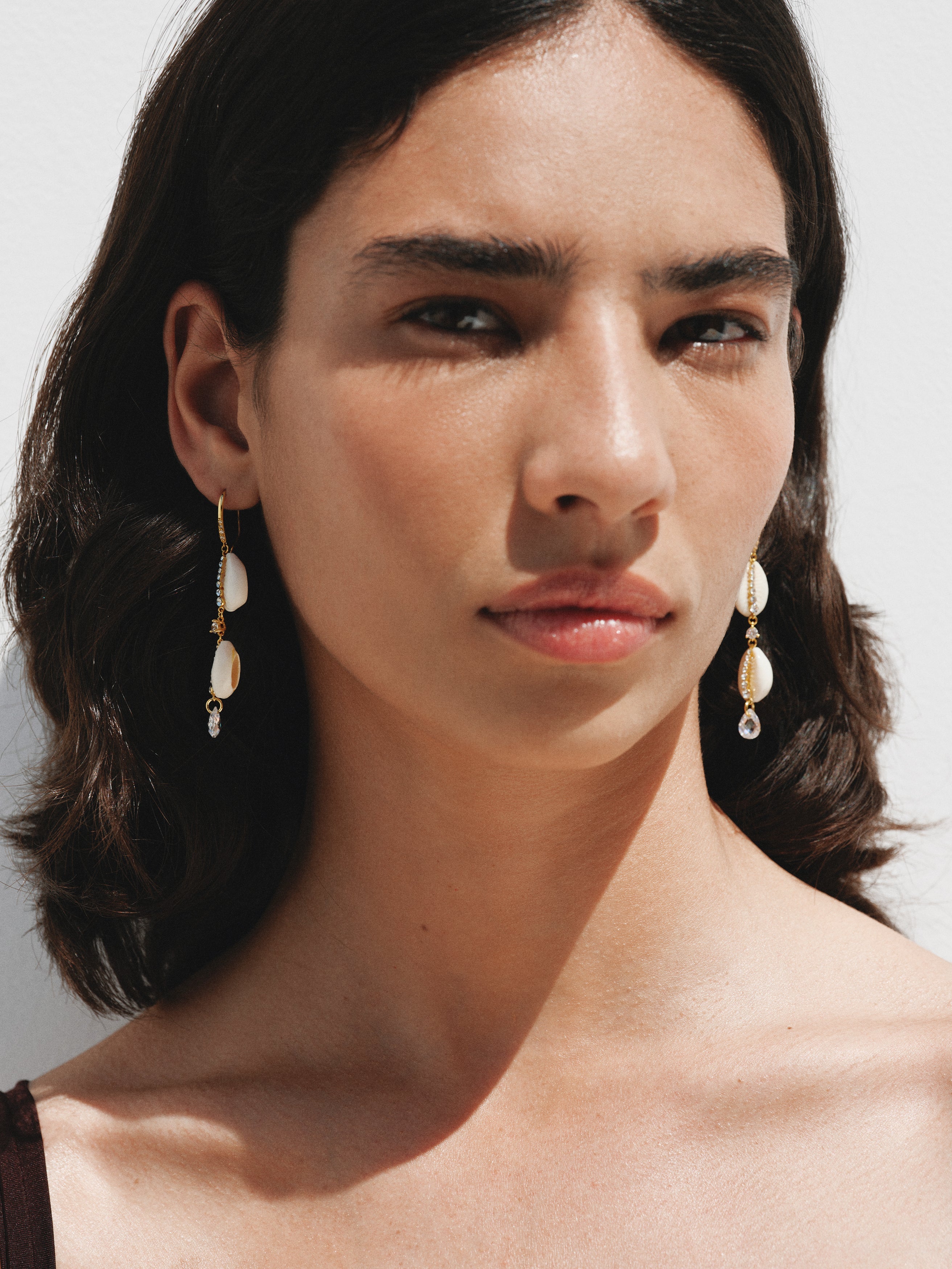 Pendientes largos de plata 925 bañada en oro amarillo de 18K con conchas blancas y cristales