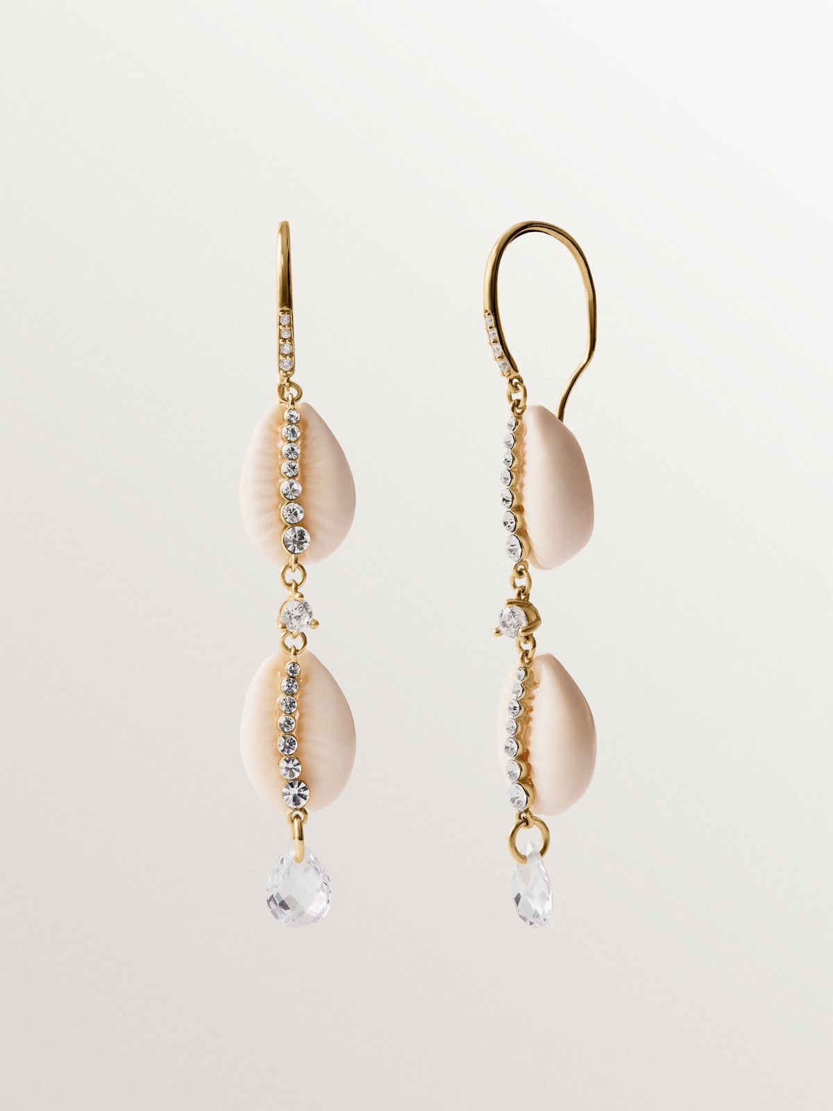 Pendientes largos de plata 925 bañada en oro amarillo de 18K con conchas blancas y cristales
