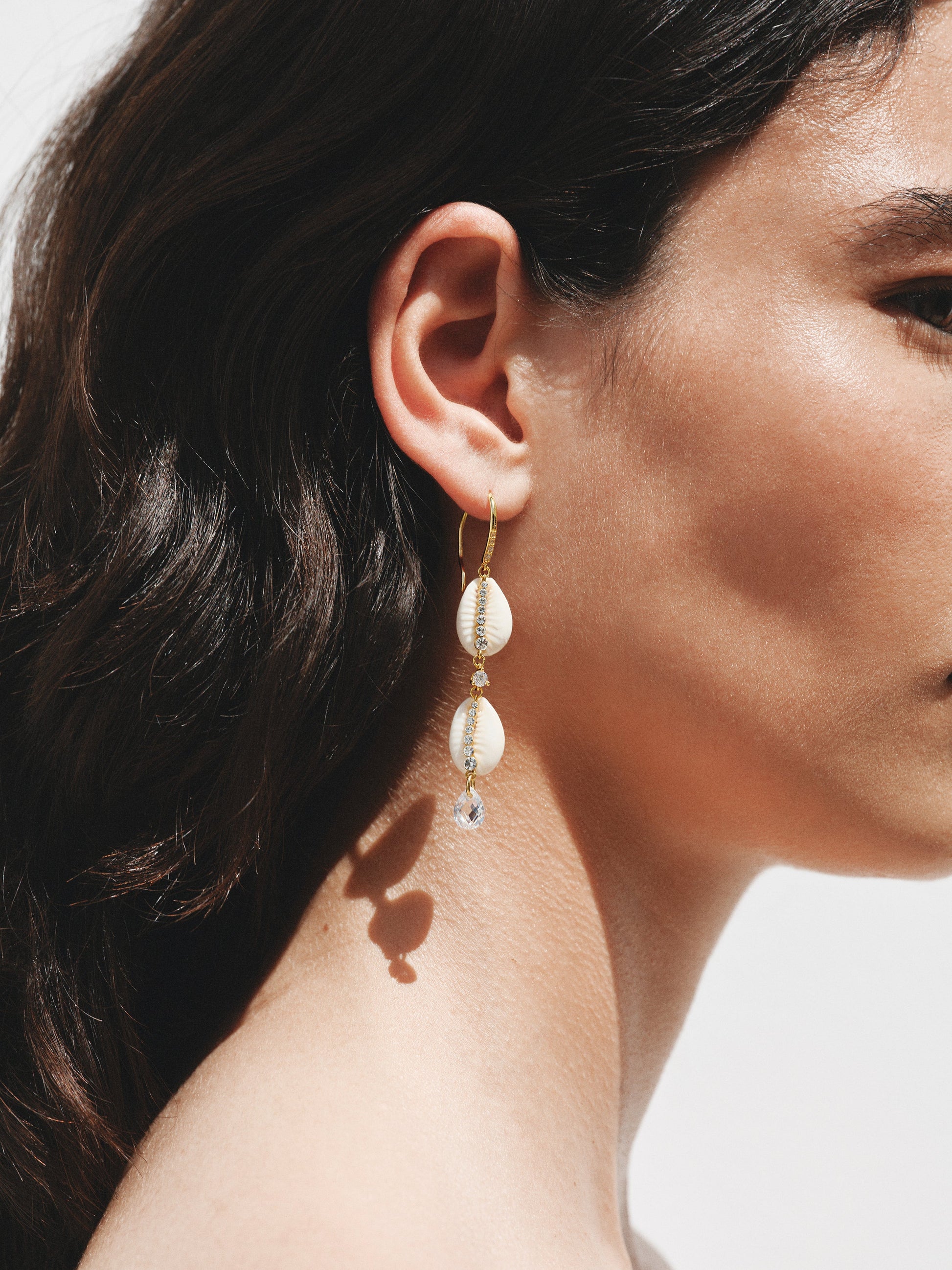 Pendientes largos de plata 925 bañada en oro amarillo de 18K con conchas blancas y cristales