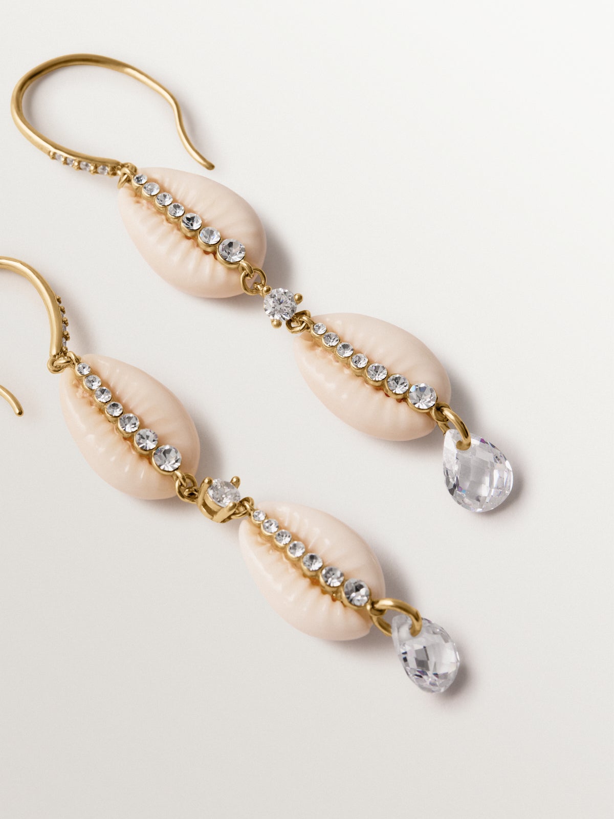 Pendientes largos de plata 925 bañada en oro amarillo de 18K con conchas blancas y cristales