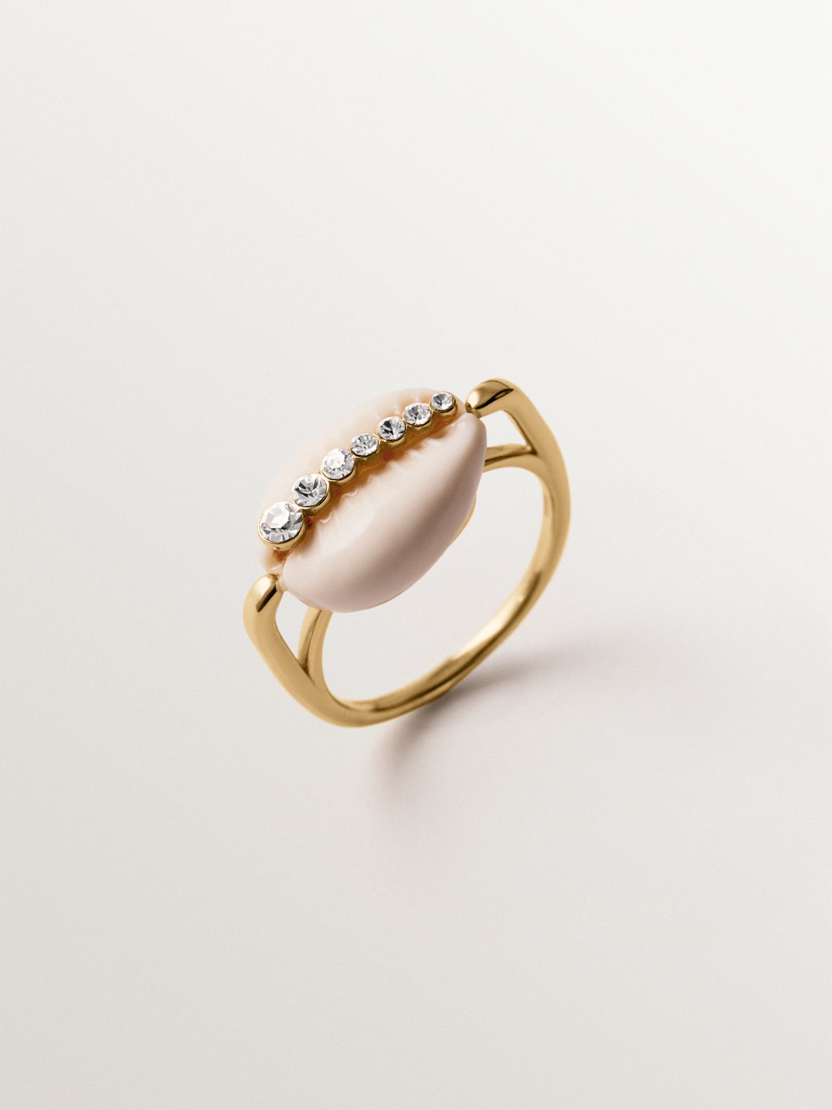 Anillo de plata 925 bañada en oro amarillo de 18K con concha blanca y cristales