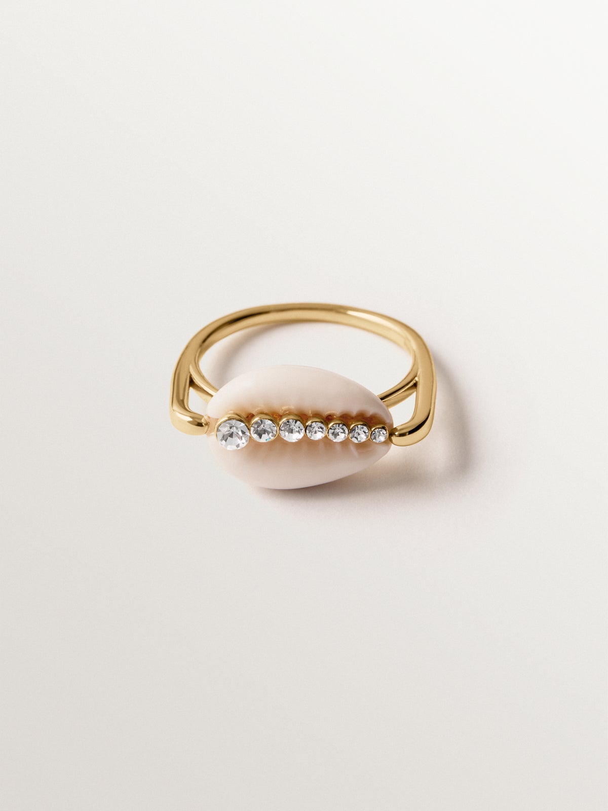 Anillo de plata 925 bañada en oro amarillo de 18K con concha blanca y cristales